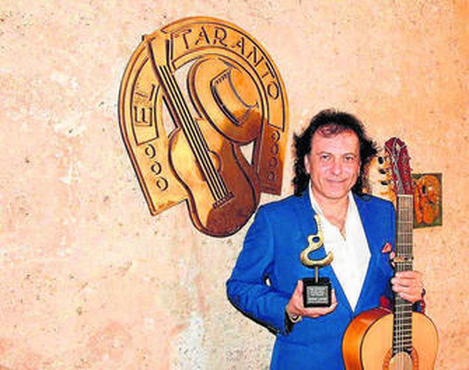 Antonio Carrión con el Trofeo El Taranto.