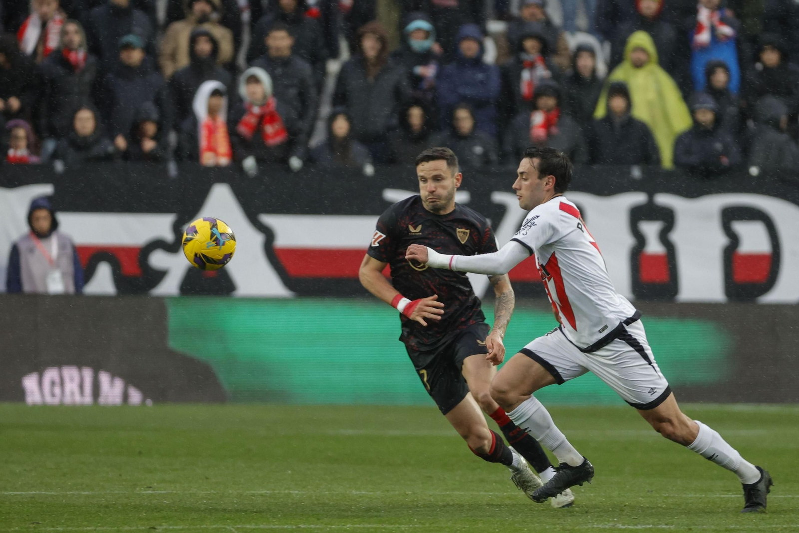 Las fotos del pobrísimo paso de Saúl Ñíguez por el Sevilla
