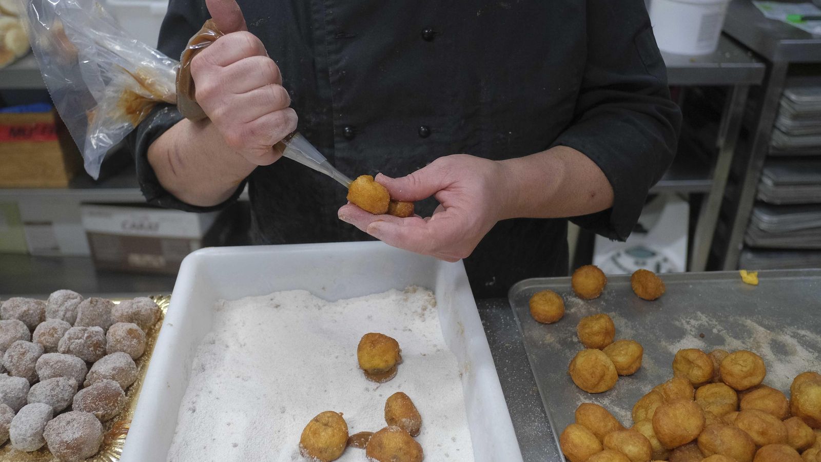 El relleno de los buñuelos se coloca de forma manual.