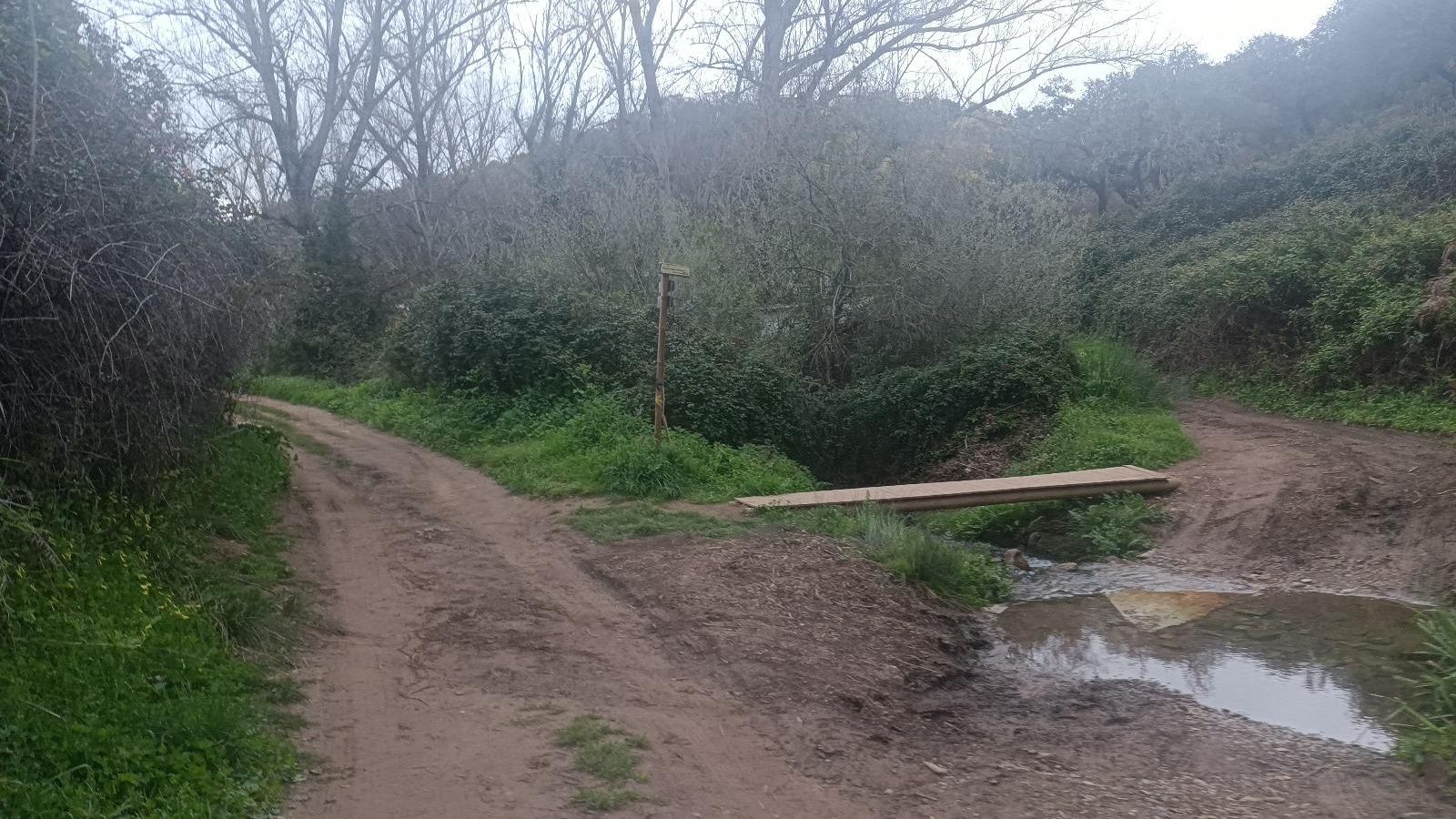 En este vado, seguimos de frente. No cruzamos la pasarela de madera.