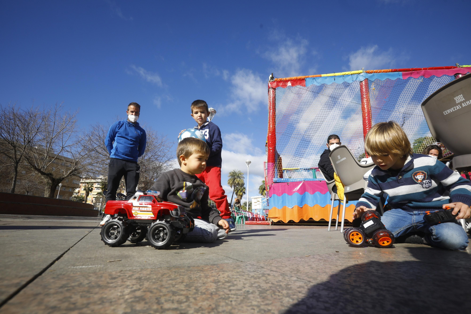 Los niños estrenan sus Regalos de Reyes por las calles de Córdoba, en fotografías