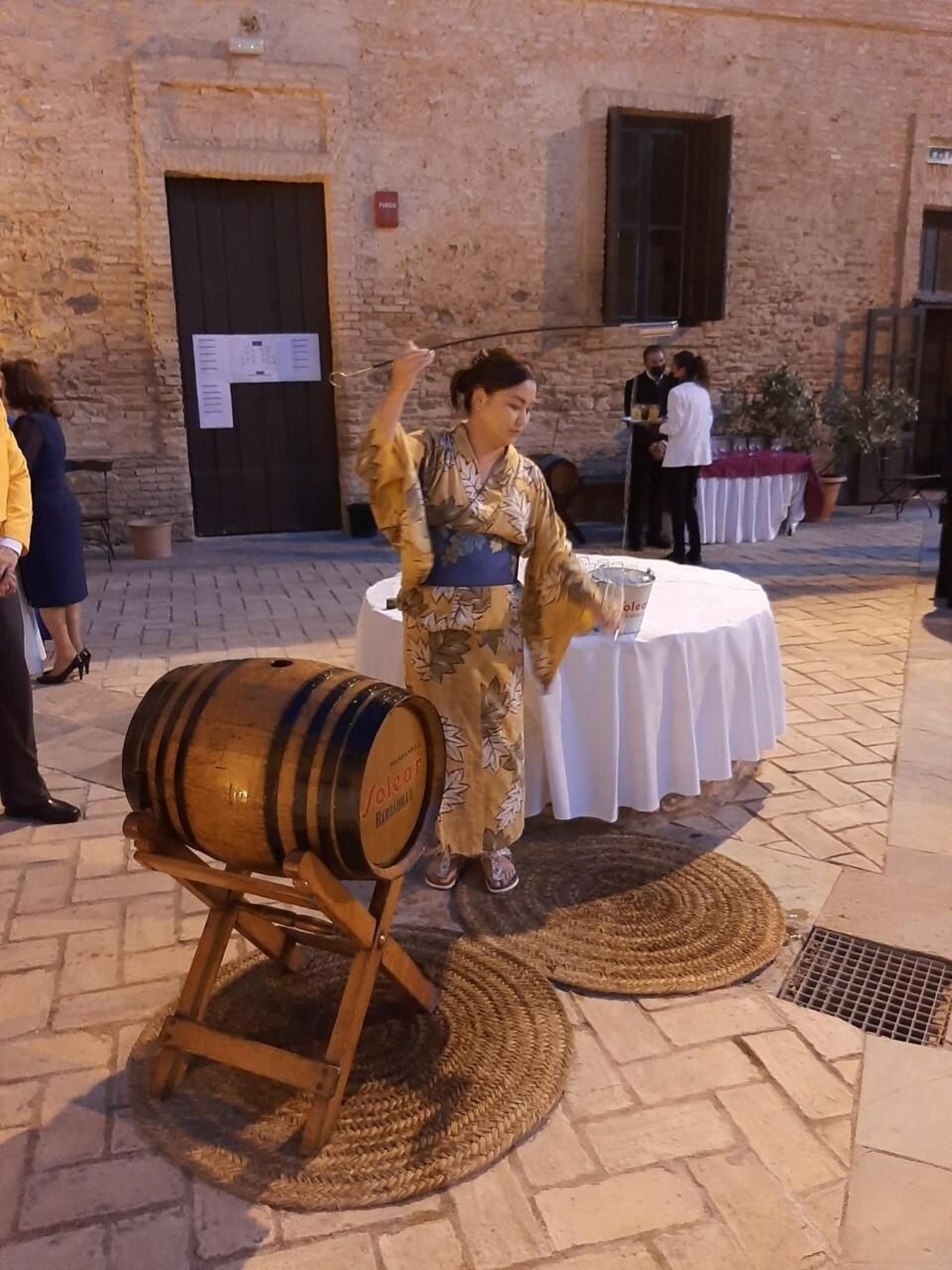Tomoko Kimura, con kimono, venenciando en Sanlúcar de Barrameda.