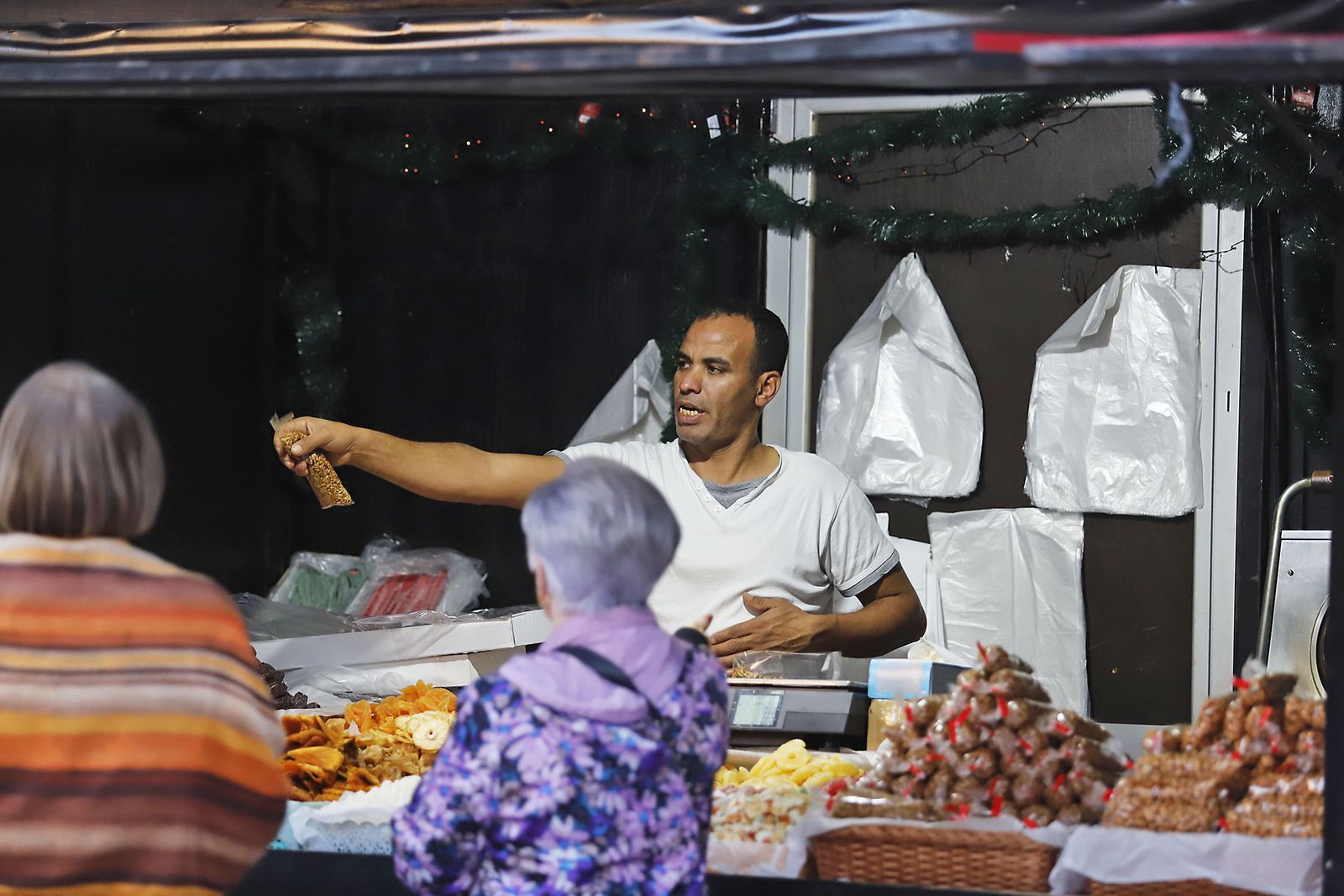 Imágenes del mercado navideño de la Plaza de Las Monjas