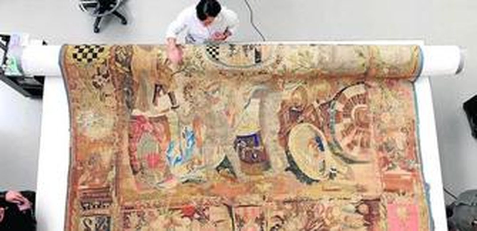 Detalle de la parte baja del sexto tapiz de la colección Montalto, durante la restauración en el IAPH.