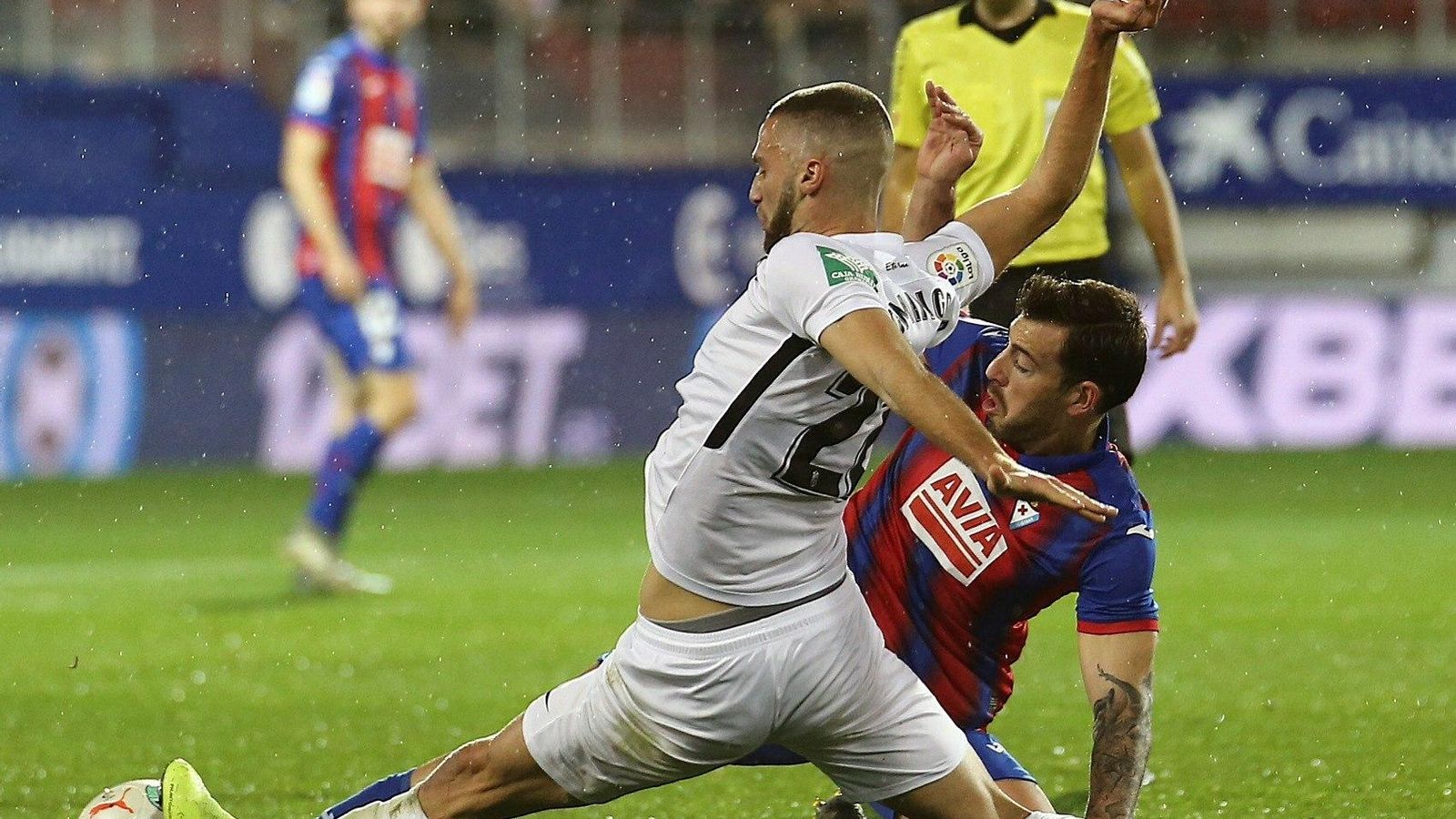 Domingos Duarte trata de tocar el cuero antes que Sergi Enrich.