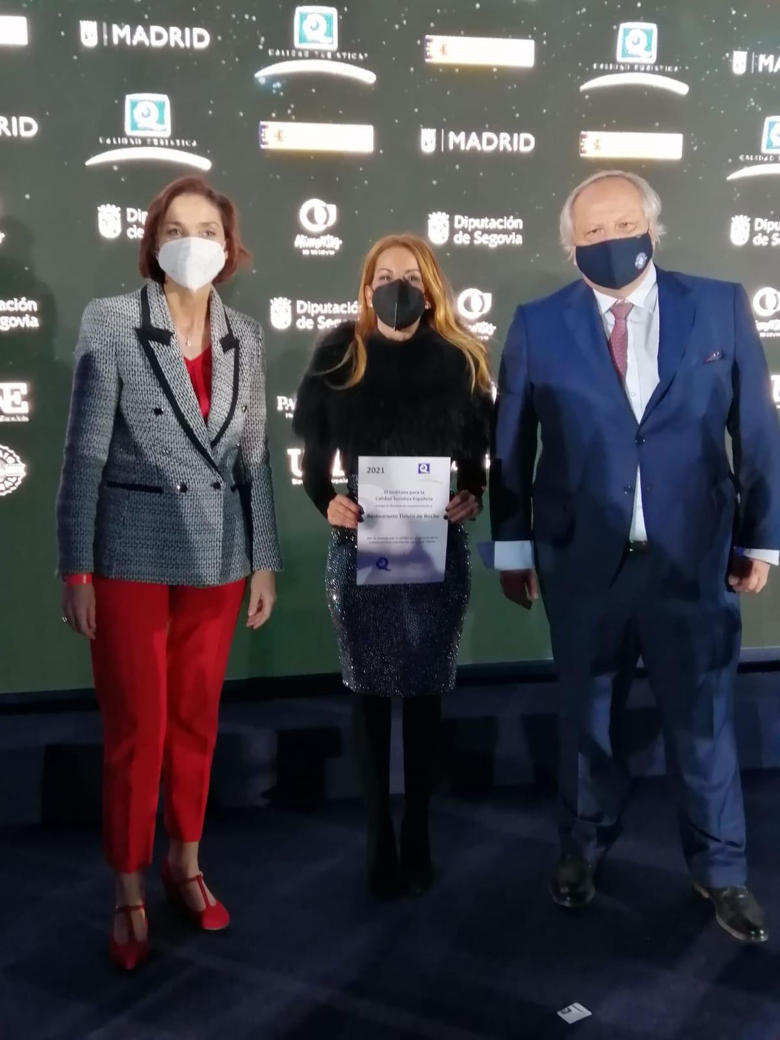 María del Mar Ruiz Girón, en el centro, junto a la ministra de Turismo, Reyes Maroto.