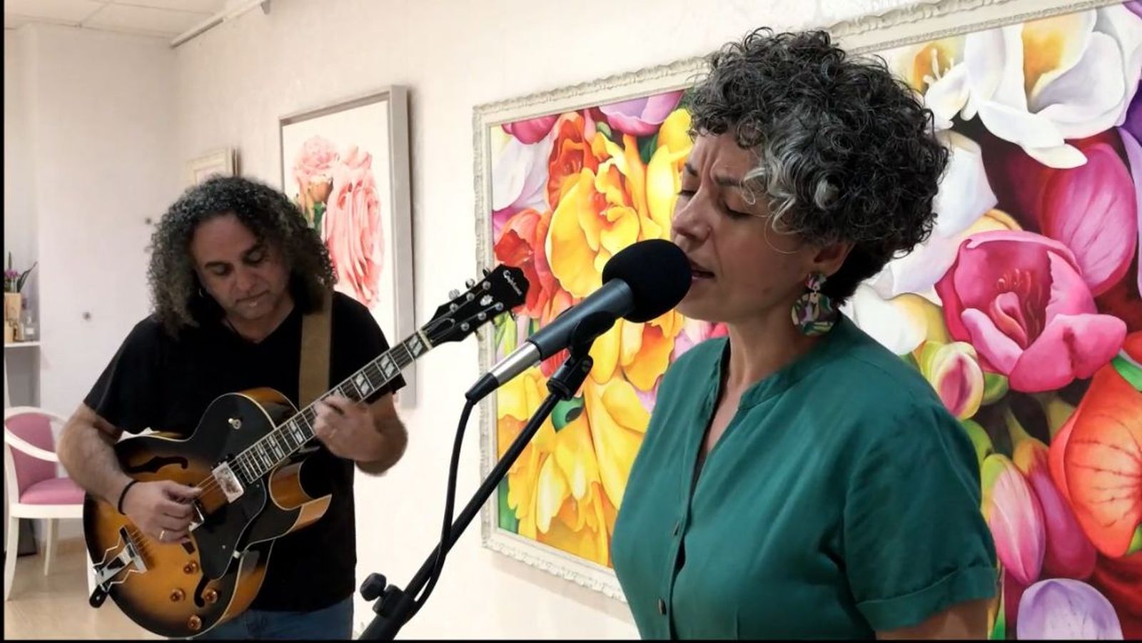 César Gutiérrez (guitarra) junto a Isabel Hernández (voz),