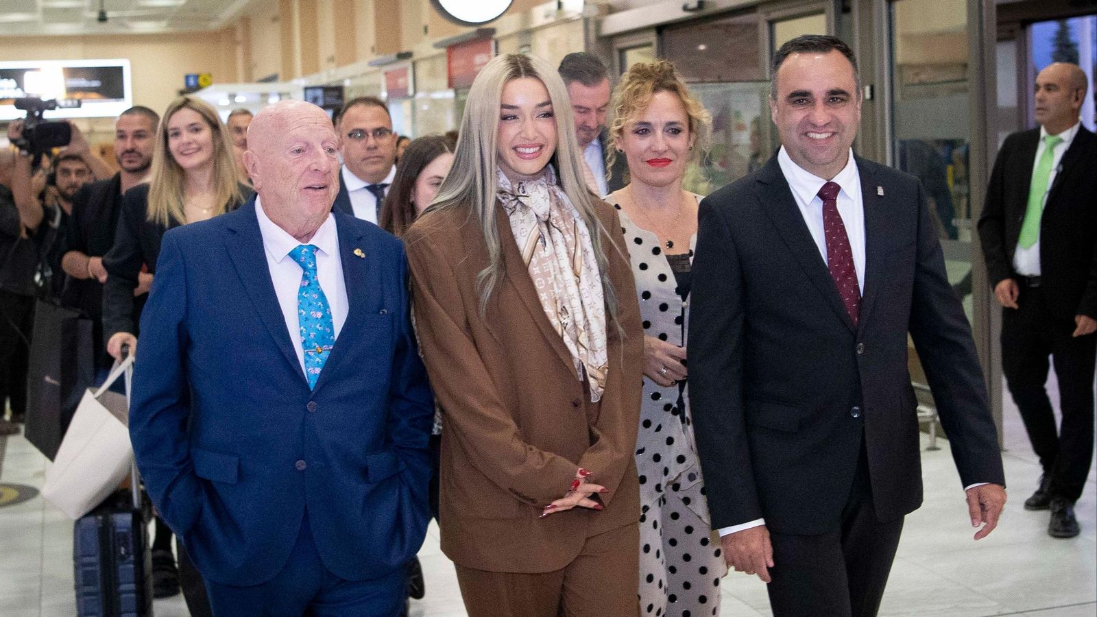 Lola Índigo camina junto al presidente provincial y la diputada de turismo en los Premios Turismo de la Diputación de Granada