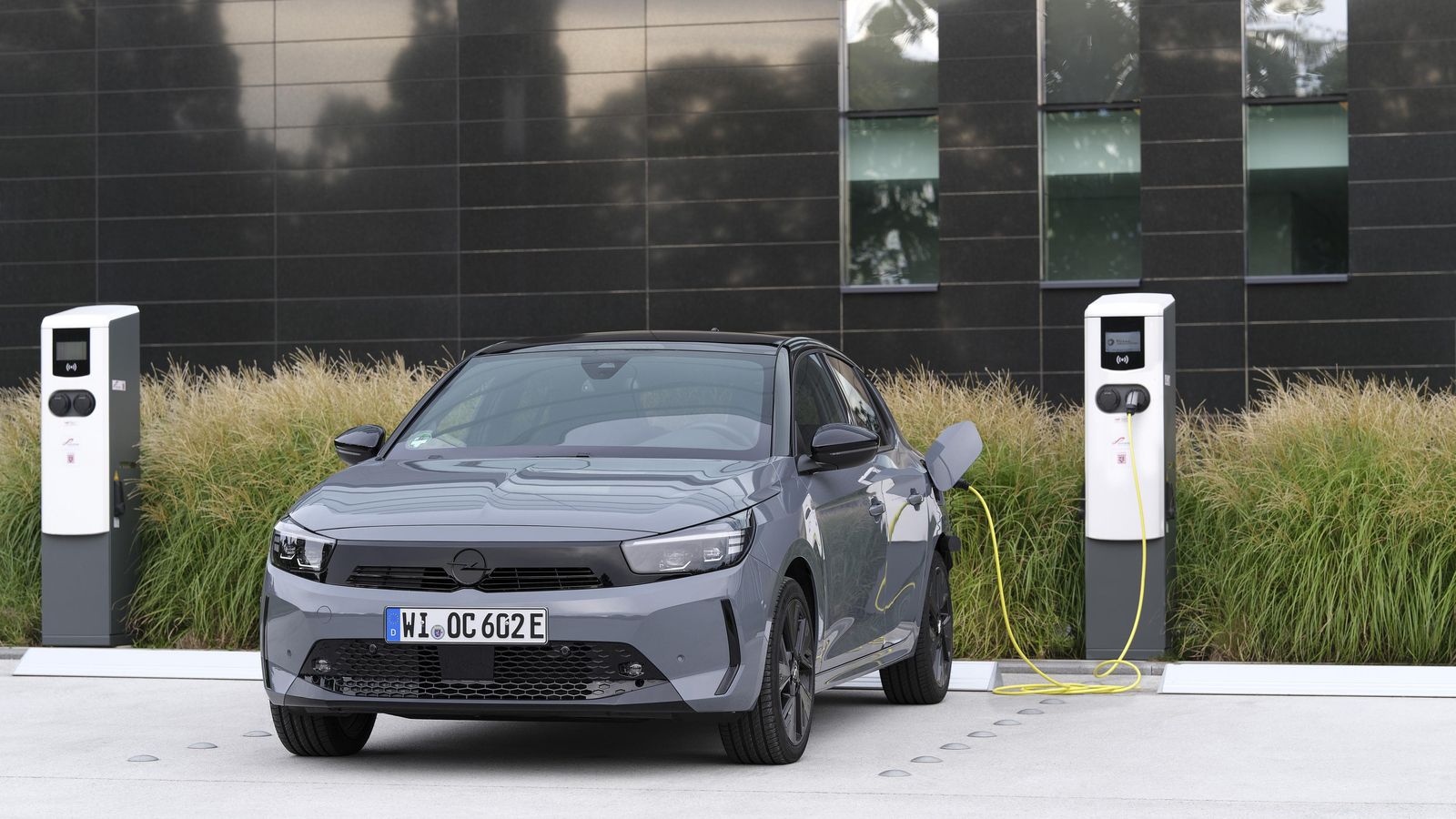 Existen dos cargadores embarcados en los Corsa Electric: el estándar, que es monofásico; y un opcional que es trifásico.