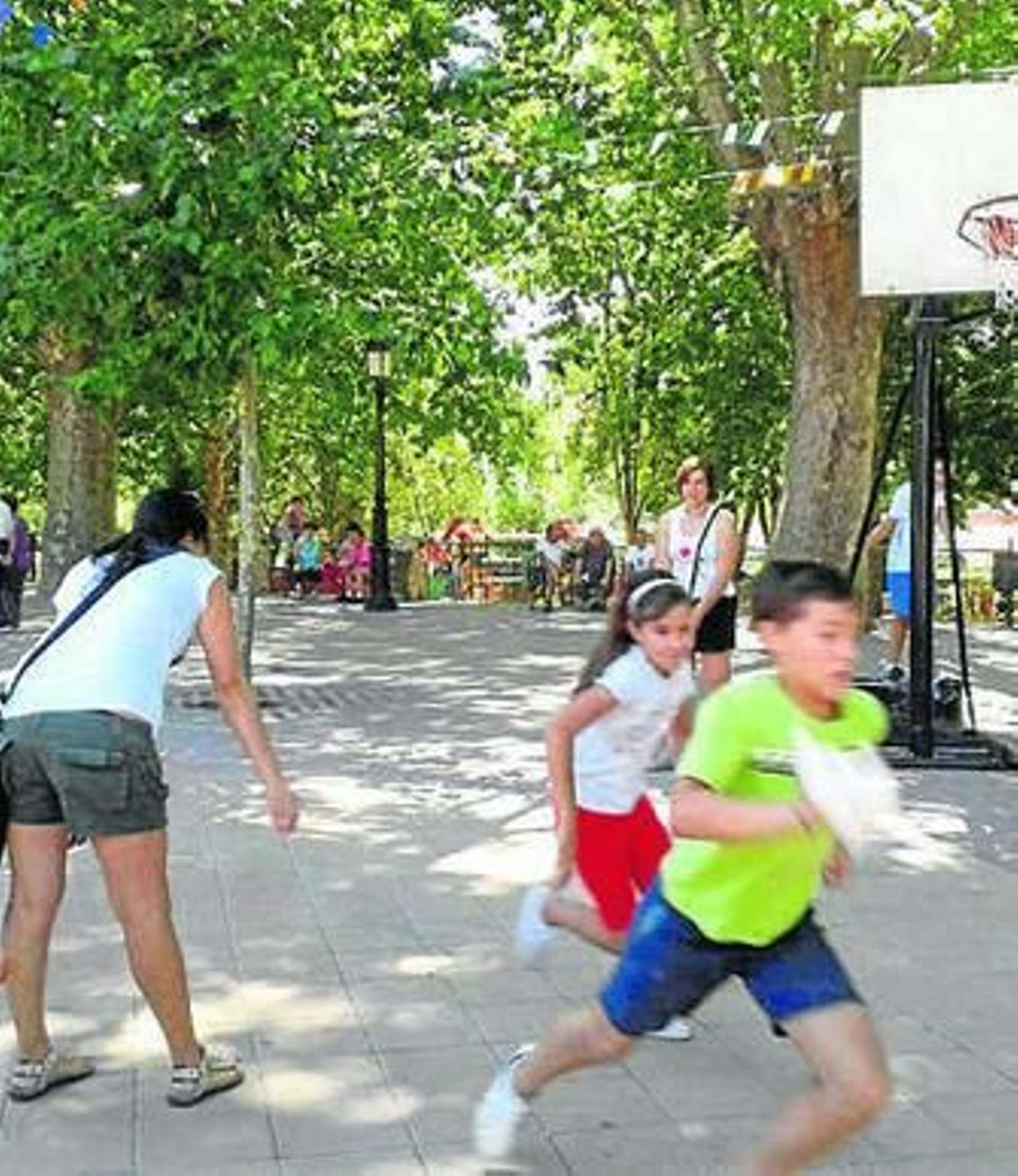 El juego del pañuelo nunca falta en las cucañas.