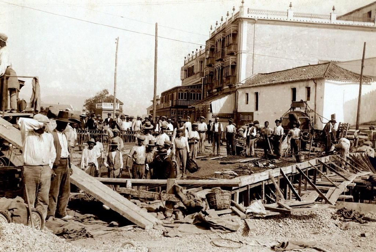 Trabajadores de la Junta de Obras del Puerto en la construcción del nuevo puente de la Conferencia. Año 1925 (Archivo de la A.P.B.A.). Trabajadores de la Junta de Obras del Puerto en la construcción del nuevo puente de la Conferencia. Año 1925 (Archivo de la A.P.B.A.).