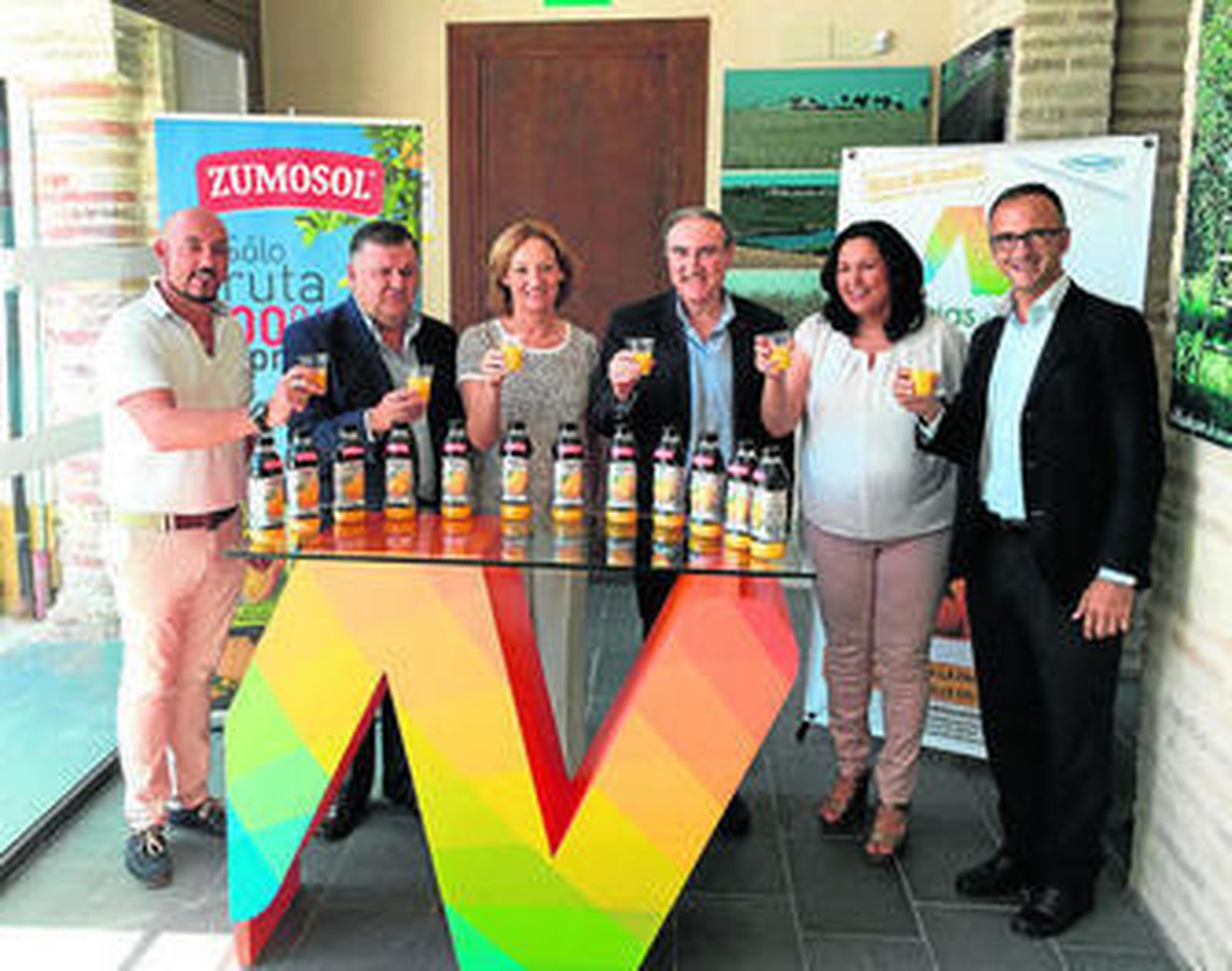 Representantes institucionales y empresariales, ayer en la presentación del zumo.