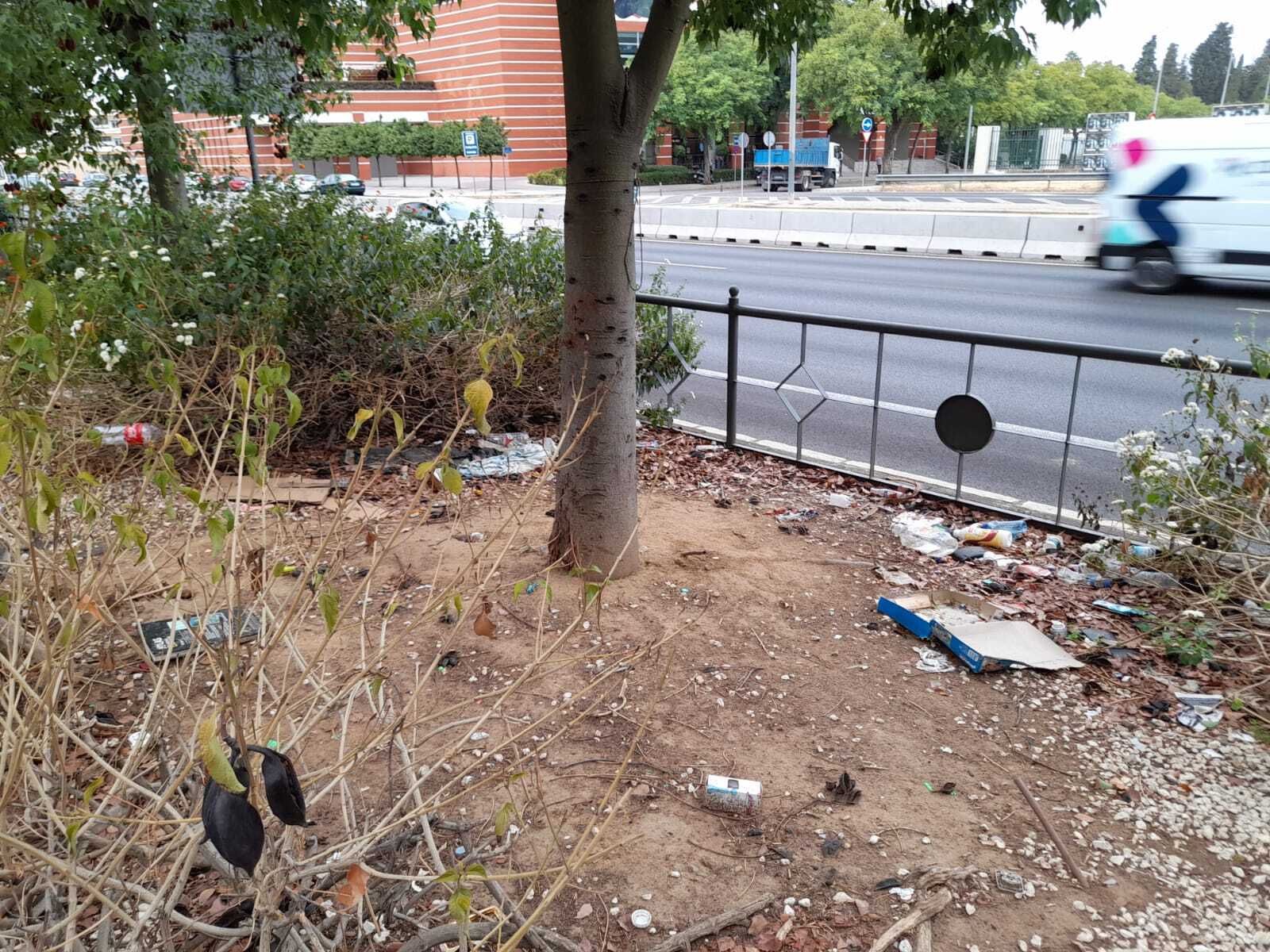 Basuras en la zona del Bulevar Norte más cercana al Tanatorio de la Ronda Norte.