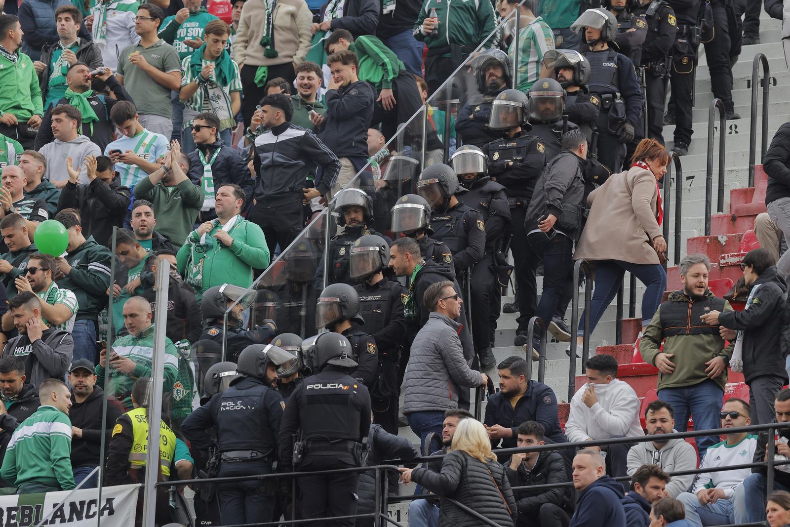 Búscate en las fotos del Sevilla -Betis