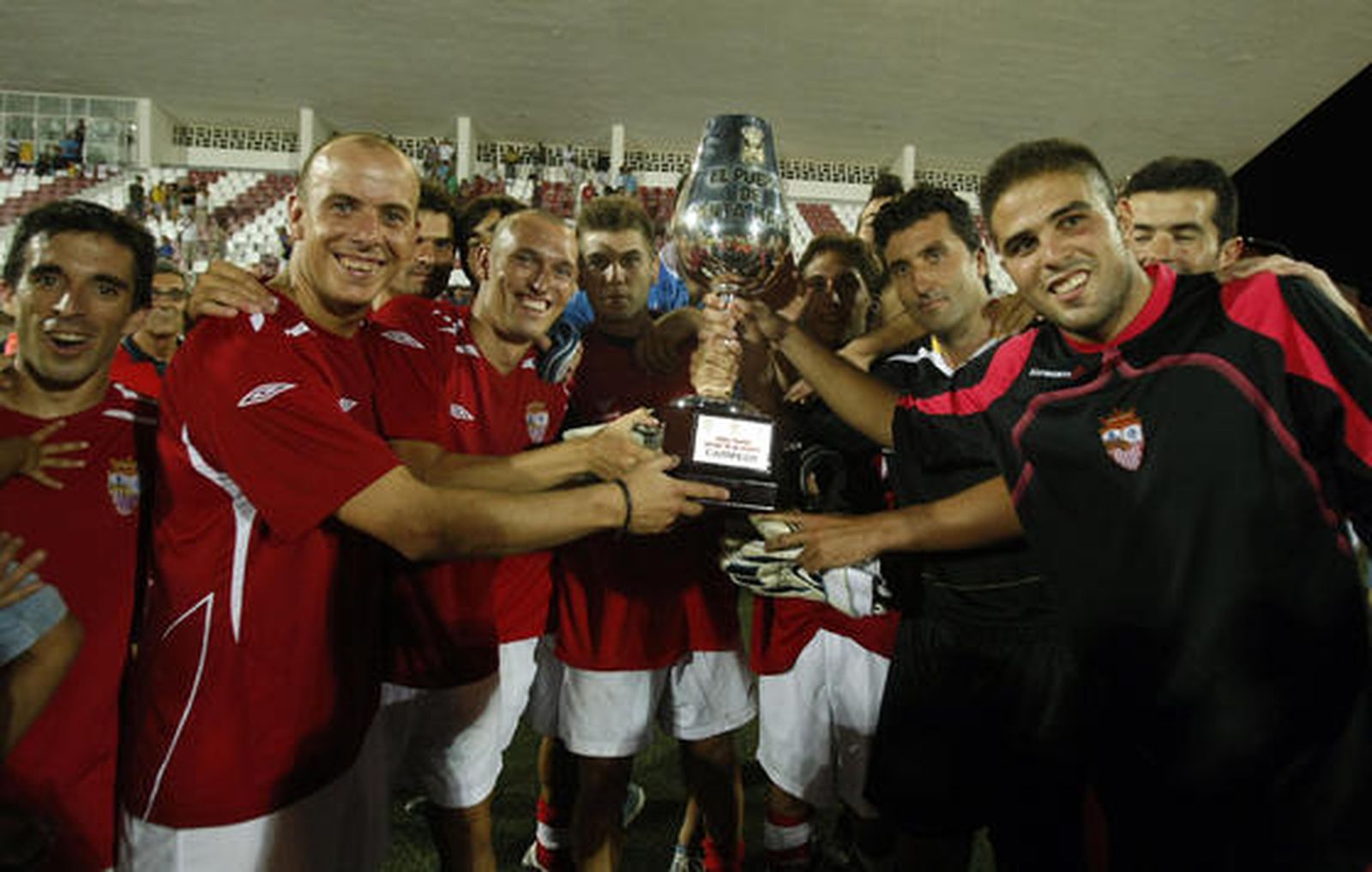 Finalmente, la organización no tuvo en cuenta los penaltis y otorgó el trofeo al Portuense por acumular un mayor número de goles. 

Foto: Fito Carreto