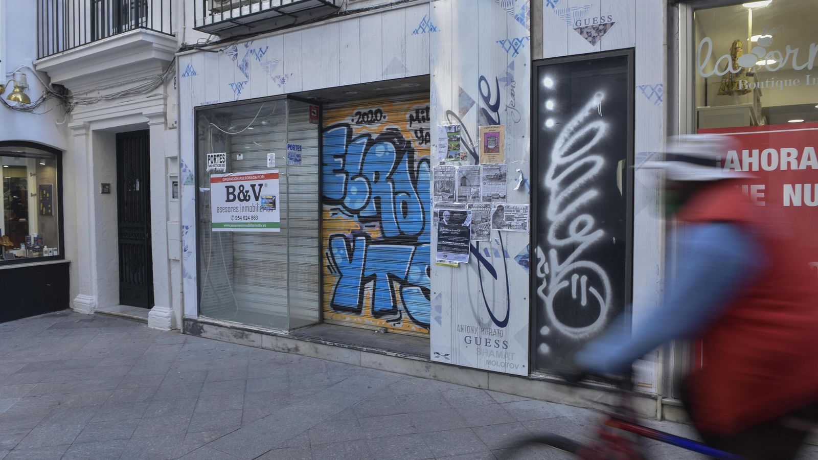 Pintadas en un establecimiento sin actividad de la calle San Eloy