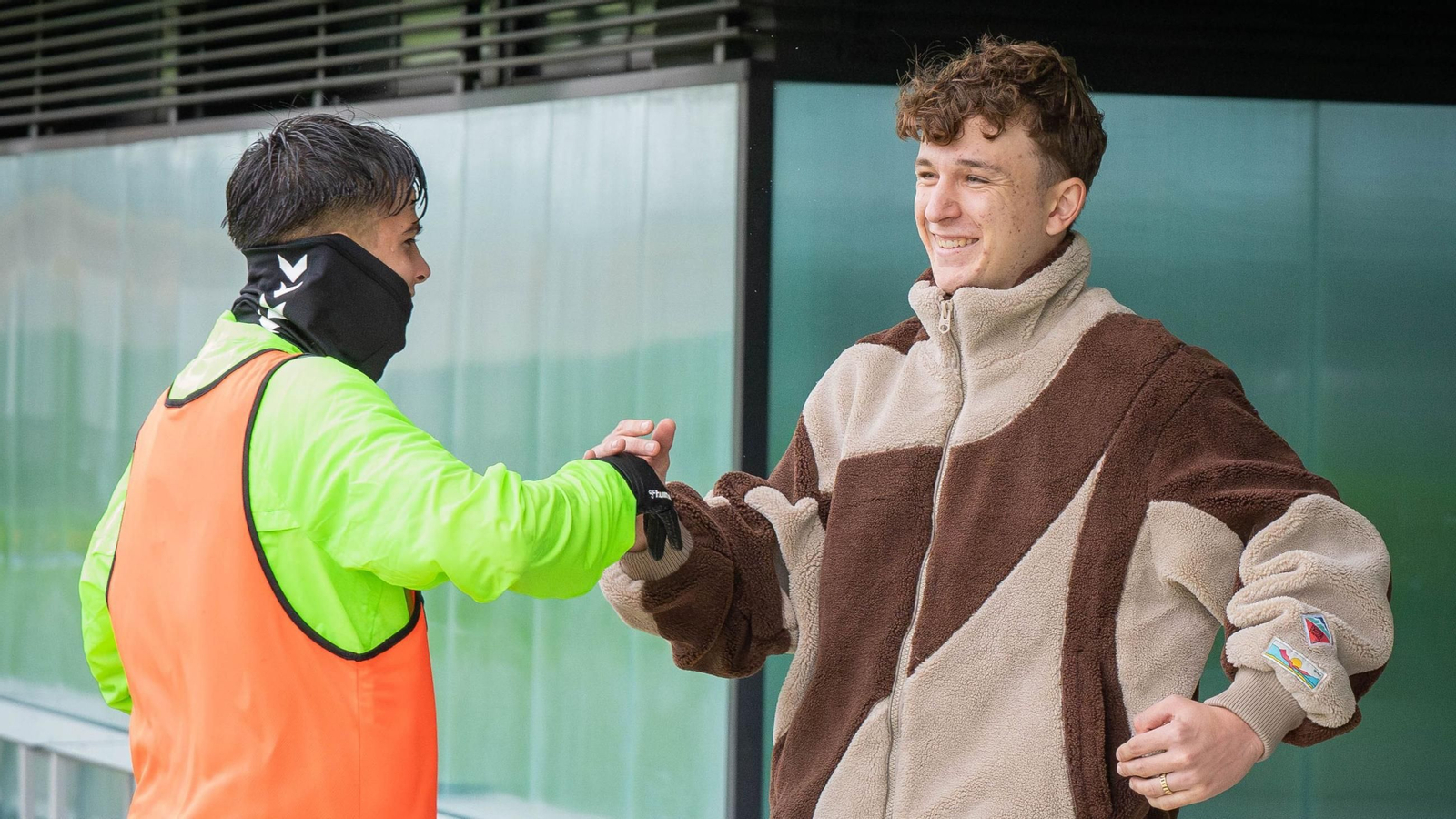 Félix Garreta visita a sus compañeros en la ciudad deportiva Rafael Gordillo