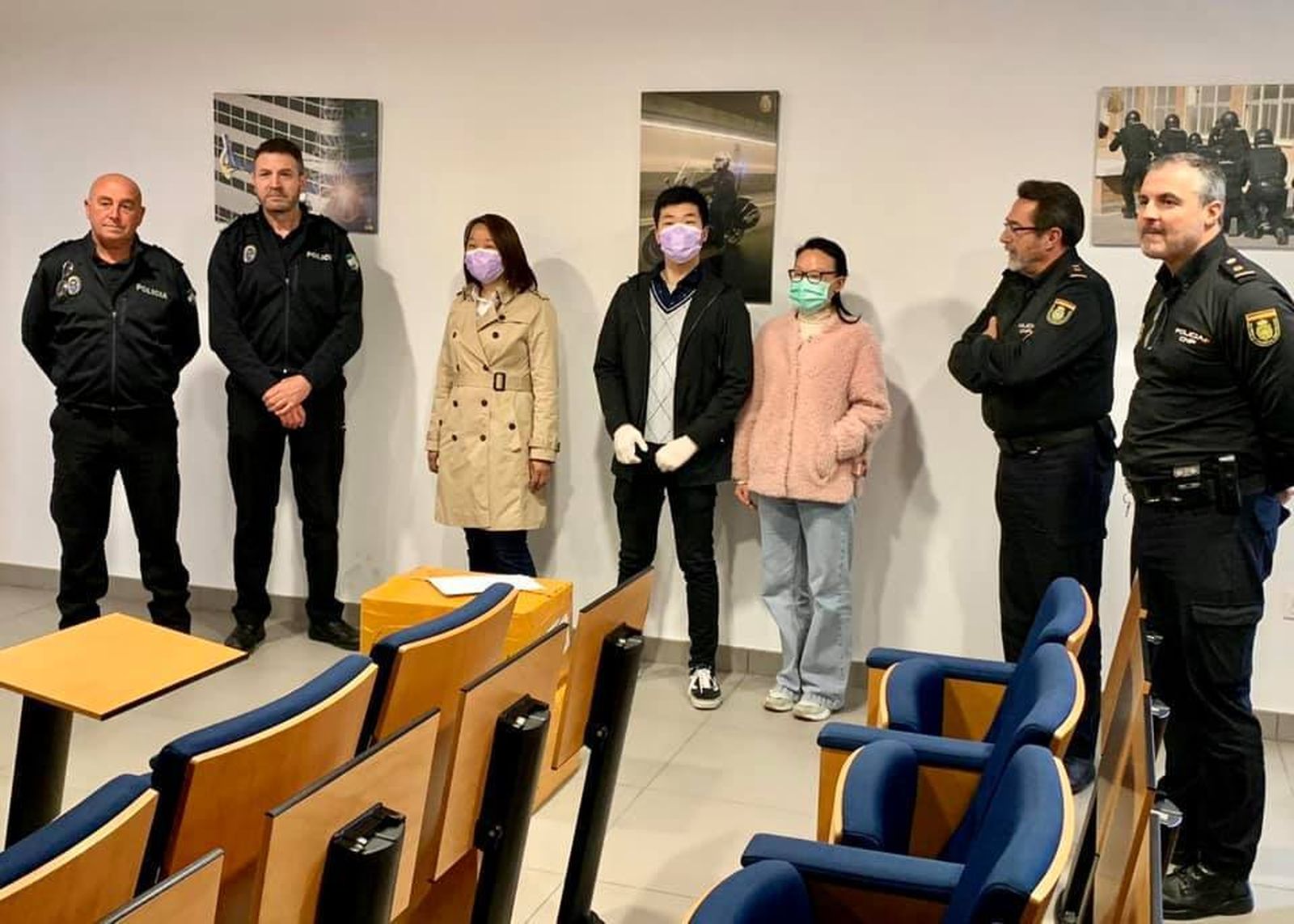 La entrega de las 3.000 mascarillas en las dependencias policiales de Sanlúcar.
