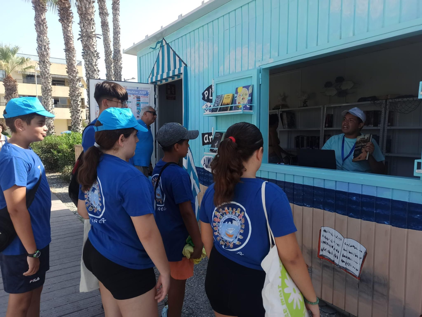 Varios niños junto a la 'biblioplaya'