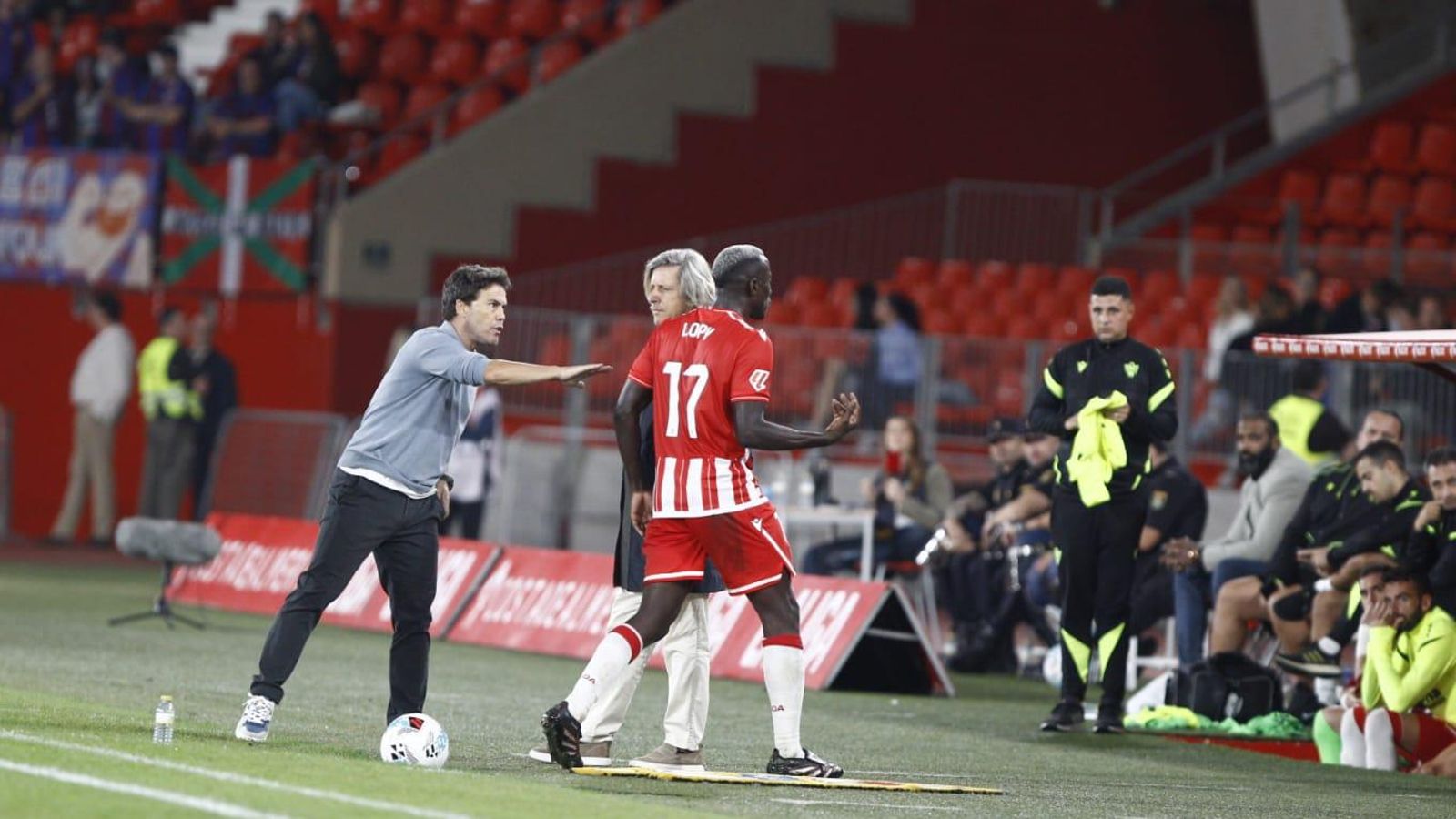 Imagen del 'encontronazo' de Lopy con Rubi, a quien le negó el saludo tras el cambio