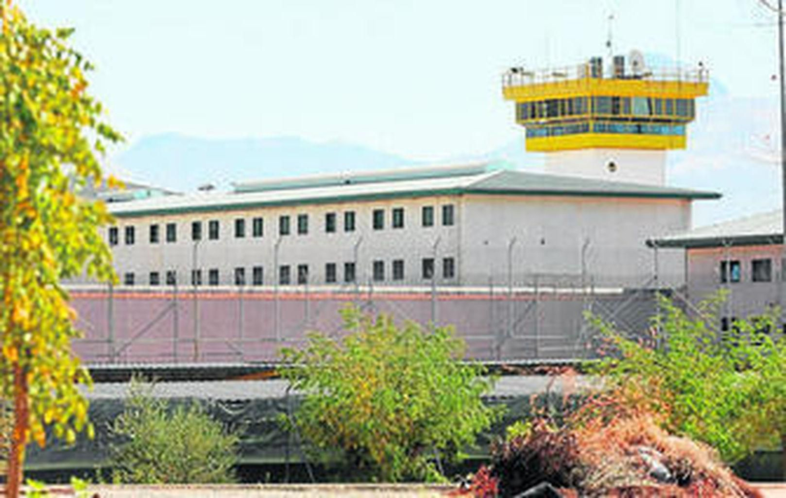 Imagen del Centro Penitenciario Albolote desde el exterior.