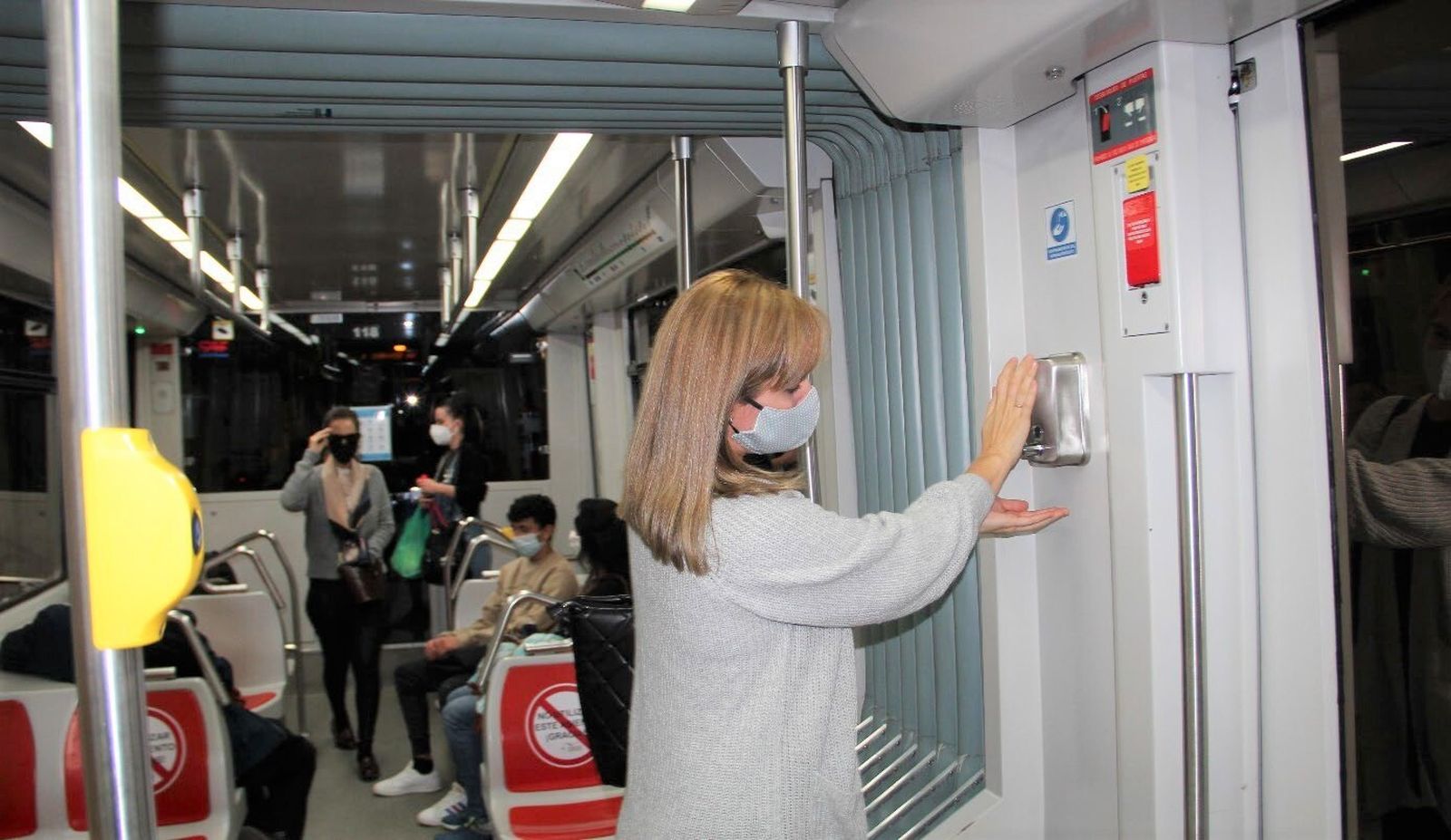 Usuarios del Metro de Sevilla.