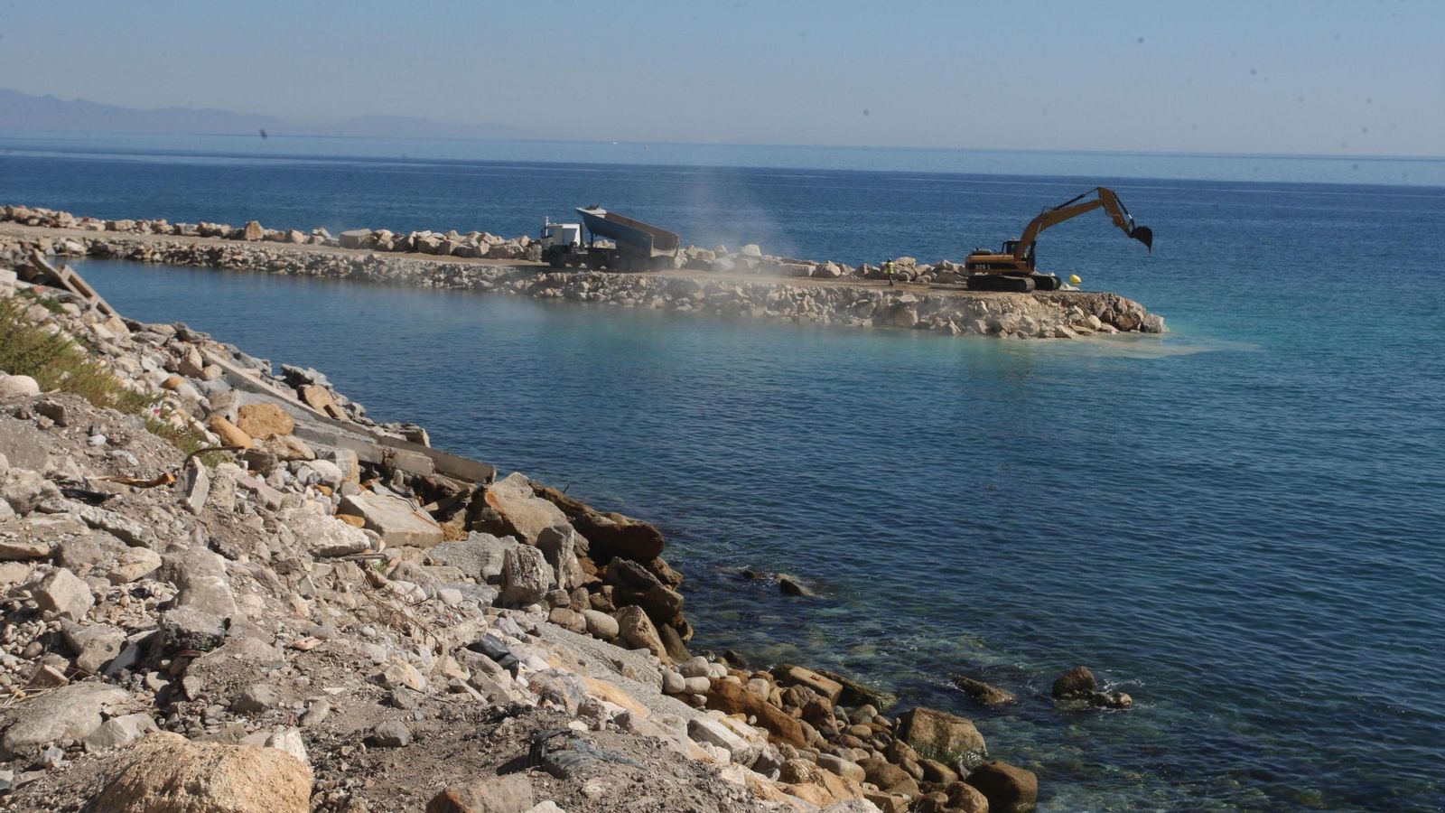 Maquinaria trabajando en la creación de un espigó0n en Gibraltar en 2013.