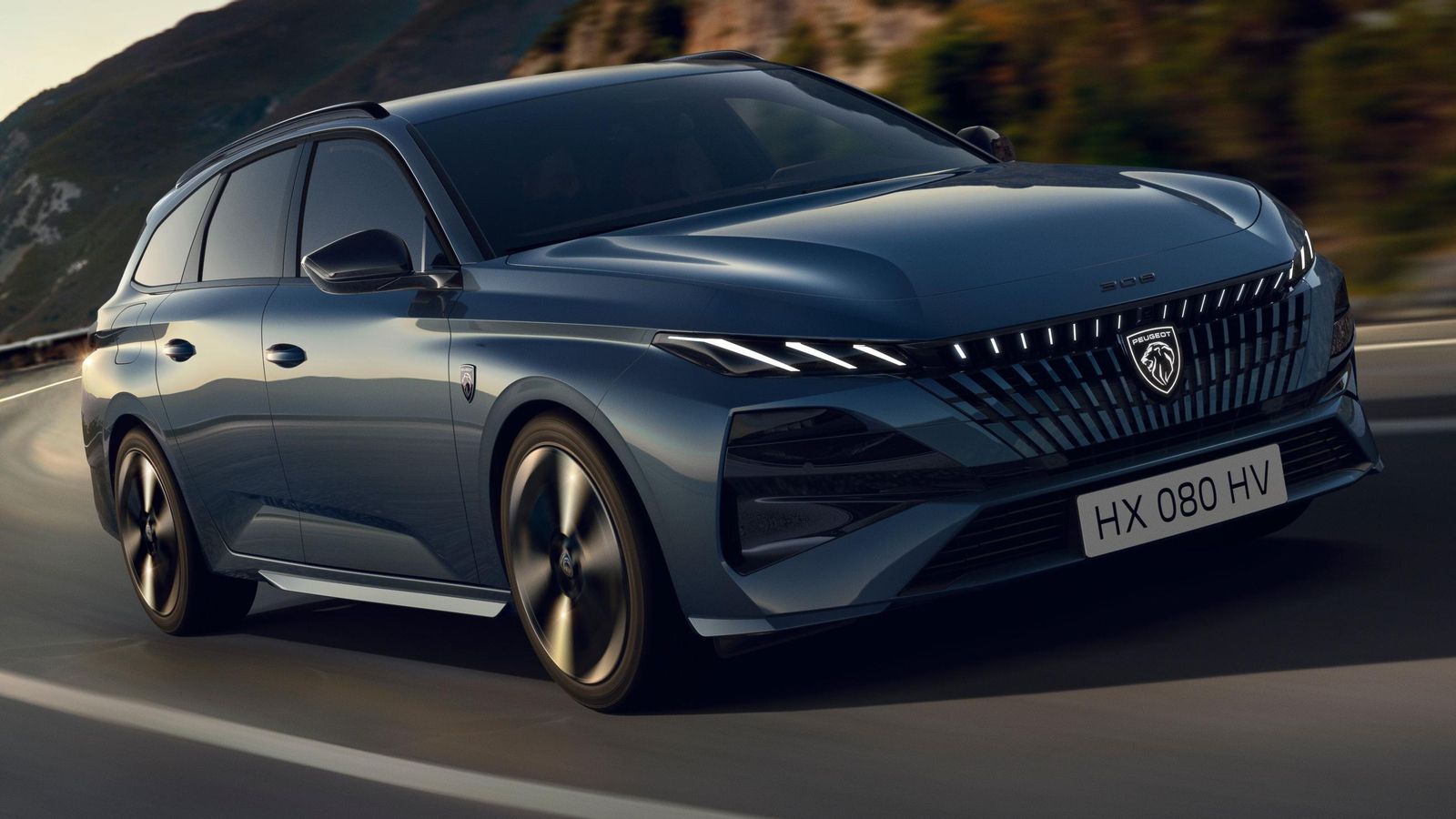 Por primera vez en un Peugeot la calandra, totalmente modificada por otro lado, se ilumina en esta renovación del 308 e incluso se dota al emblema frontal de este recurso en os acabados GT.