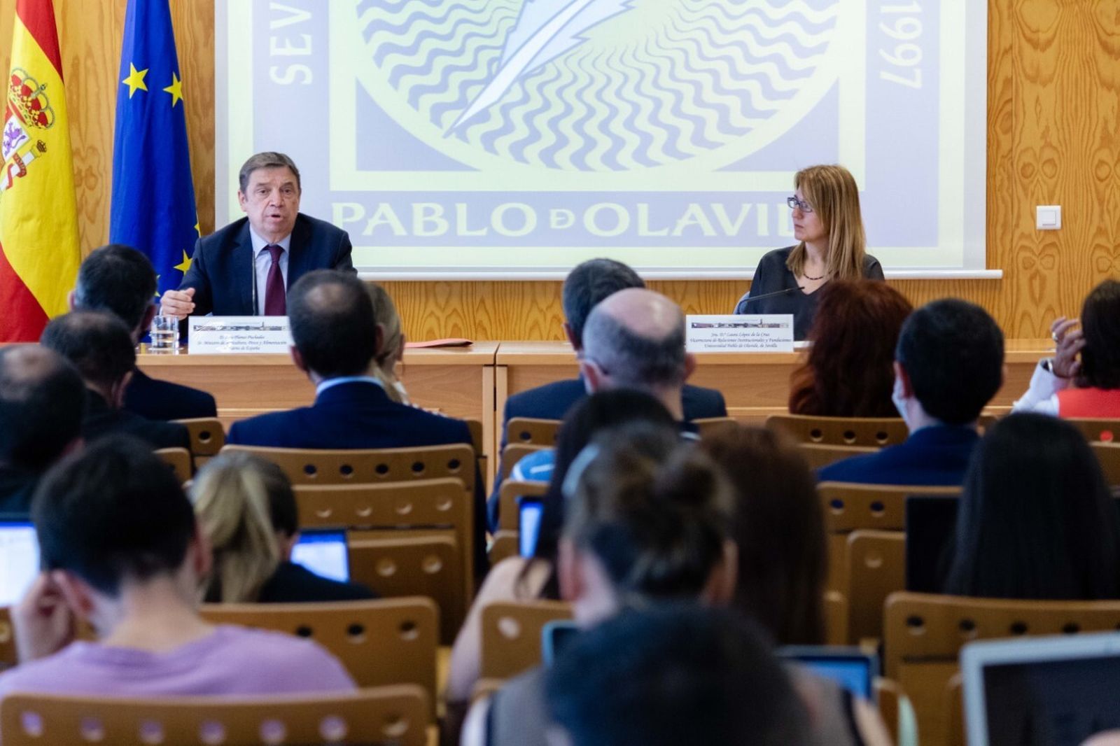 Un momento de la conferencia de Luis Planas en la UPO.