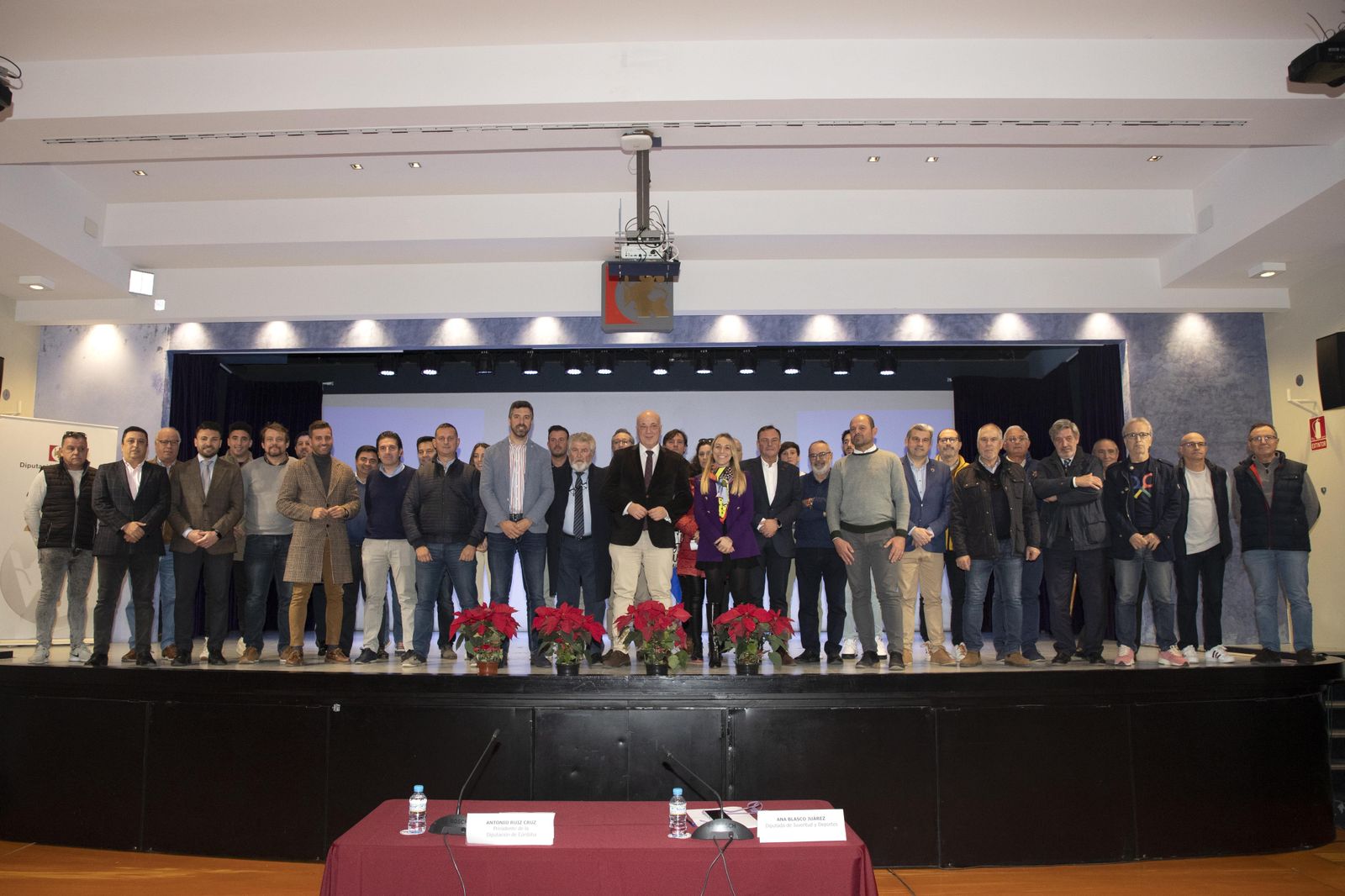 Foto de familia tras la firma de los convenios.