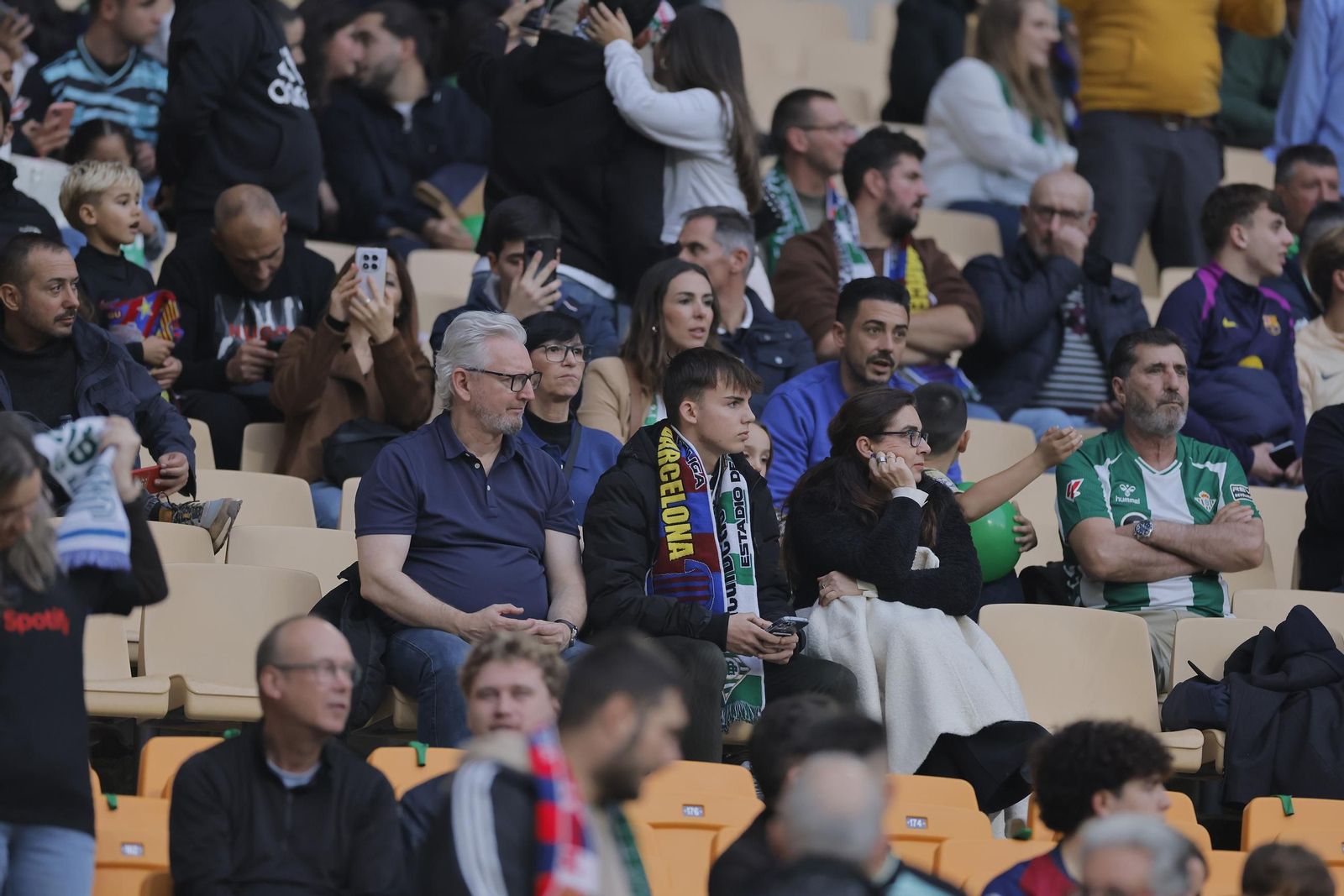 Búscate en las fotos del Betis - Barcelona