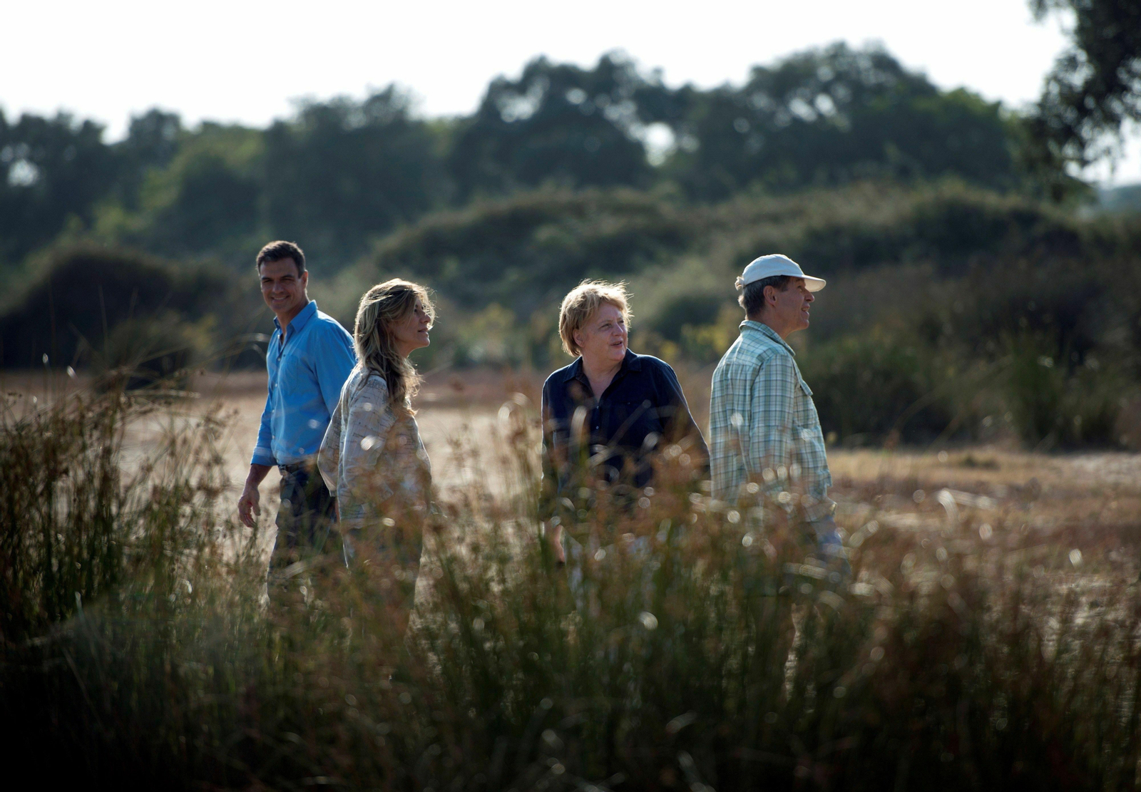 Pedro Sánchez, en el verano de 2018 en Doñana, con Angela Merkel y su marido.