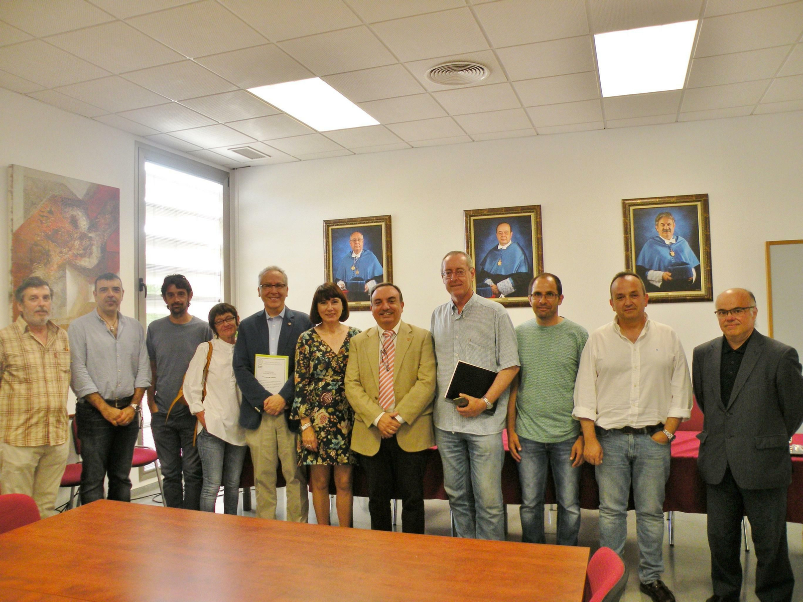 Foto de familia tras la firma de la cesión.