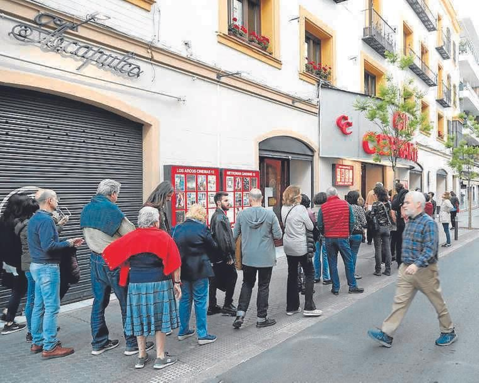 Colas en el cine Cervantes para ver la película de Pedro Almodóvar.
