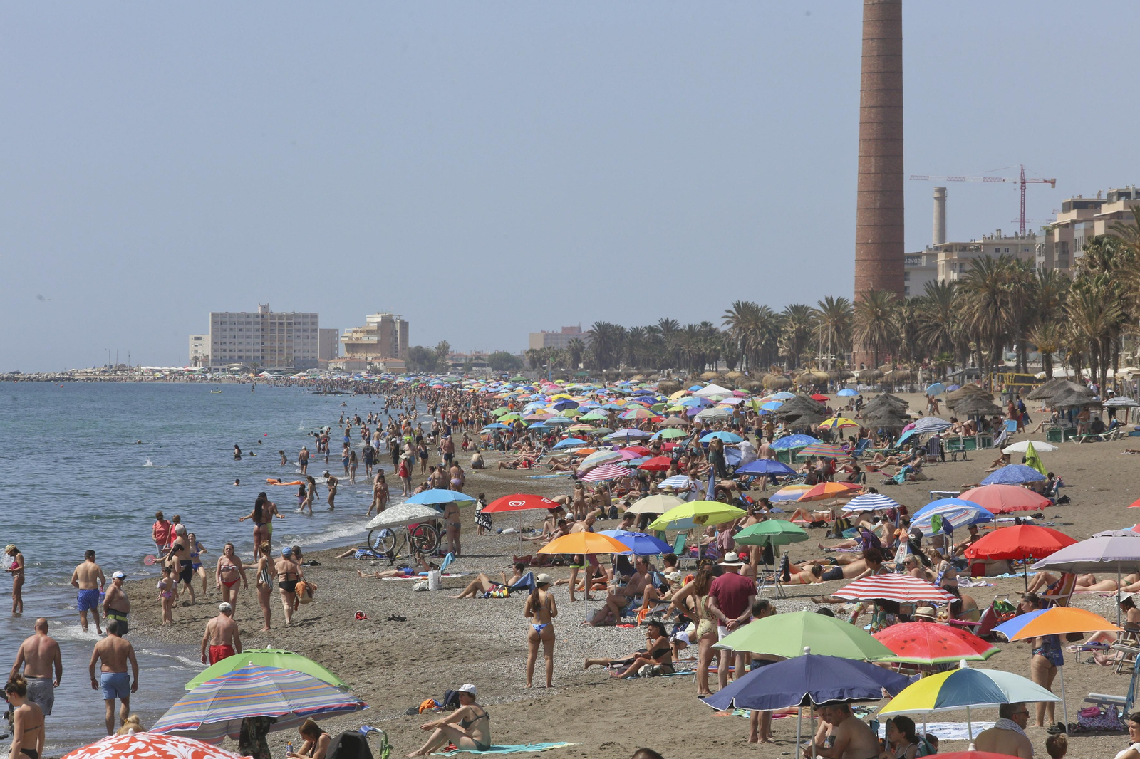 Un domingo de playa en Málaga, en fotos.