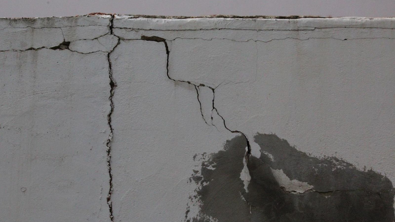 Las grietas son una constante en las paredes del centro educativo.
