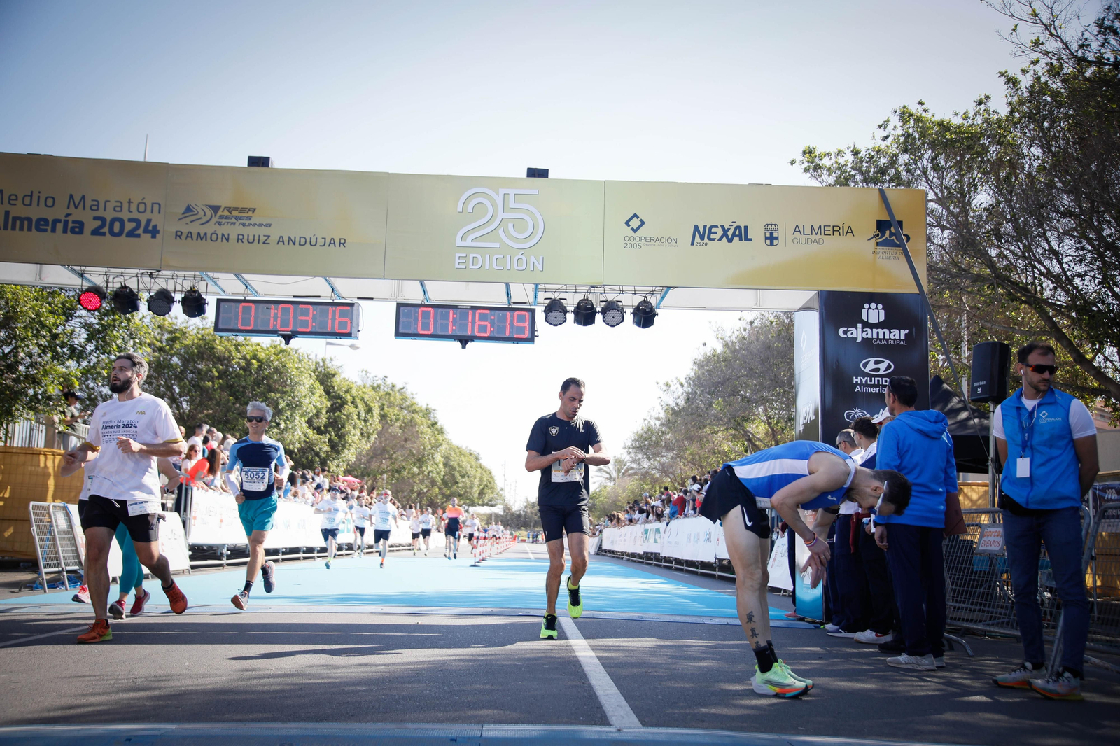 Imágenes de la llegada de la Media maratón Ciudad de Almería