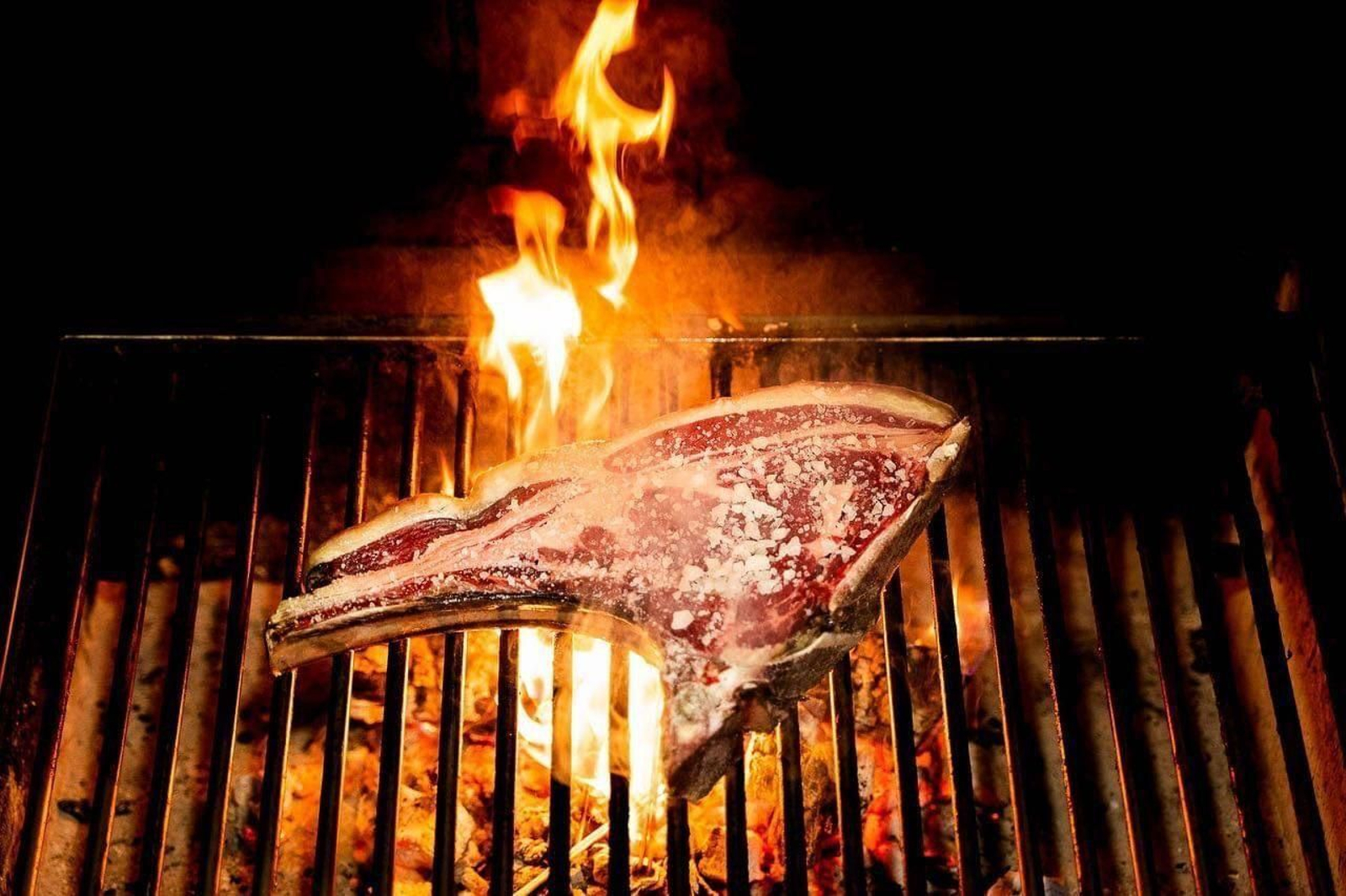 El chef Jesús Barranco lleva a domicilio tanto la comida como la propia barbacoa