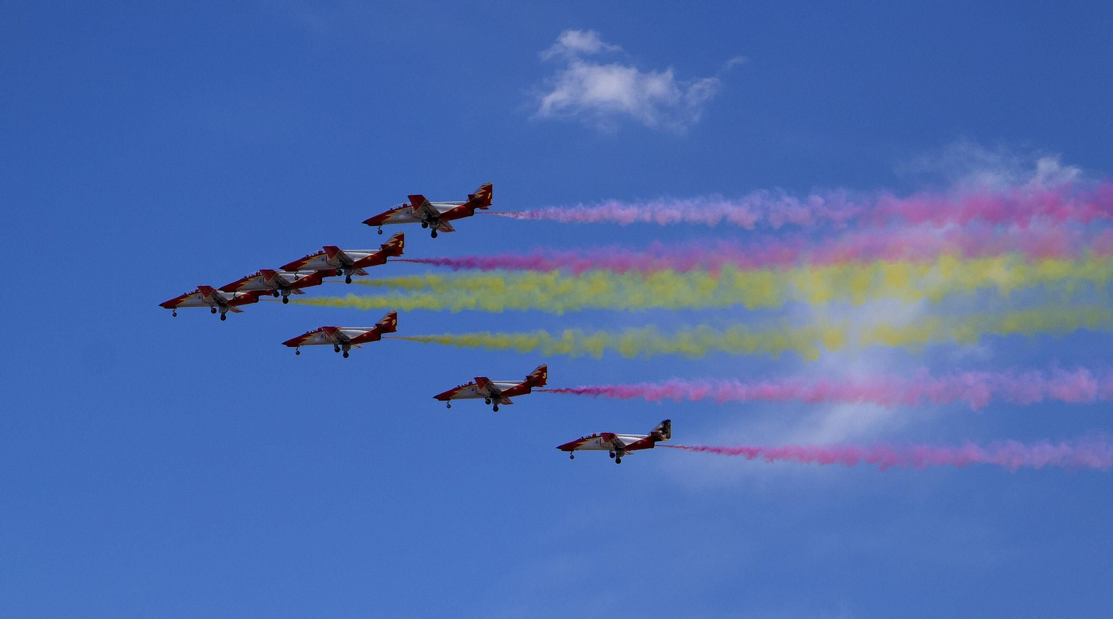 Espectaculares fotos de las acrobacias de la Patrulla Águila: cuatro décadas surcando los cielos