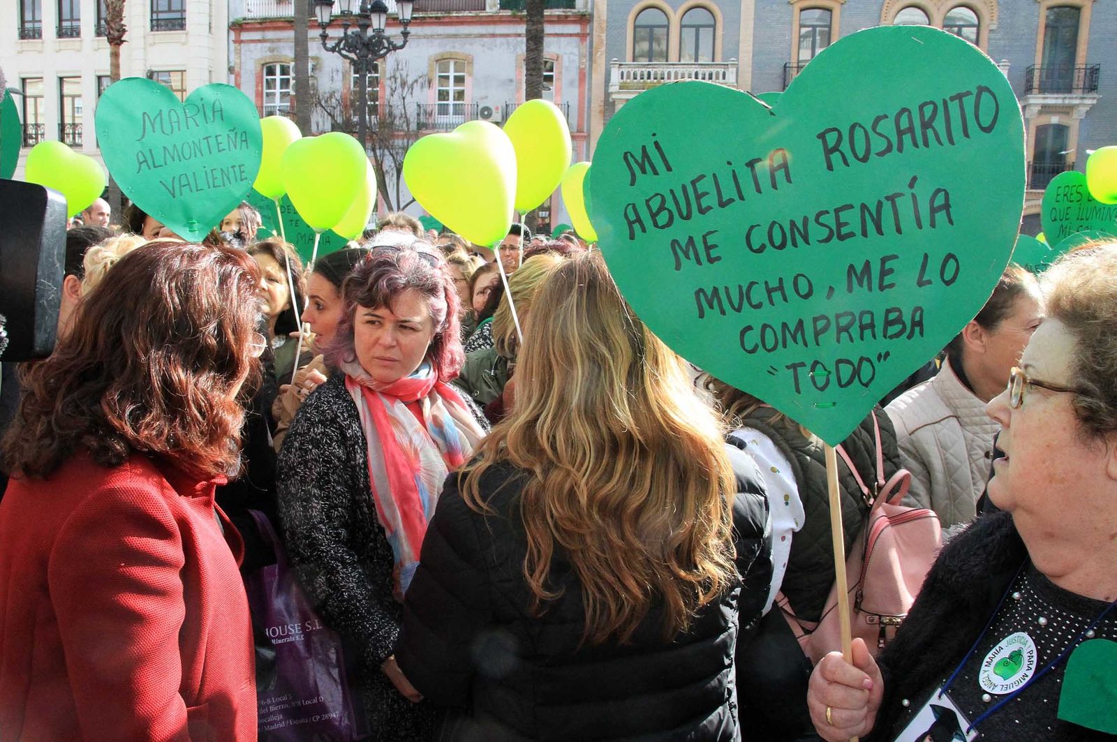 Imágenes de la concentración en la Plaza de las Monjas pidiendo justicia para las víctimas del doble crimen de Almonte