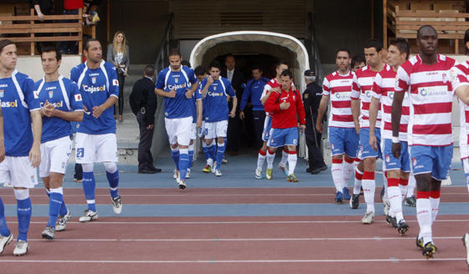 El Xerez y el Granada saltan al terreno de juego.   Foto: Juan Carlos Toro