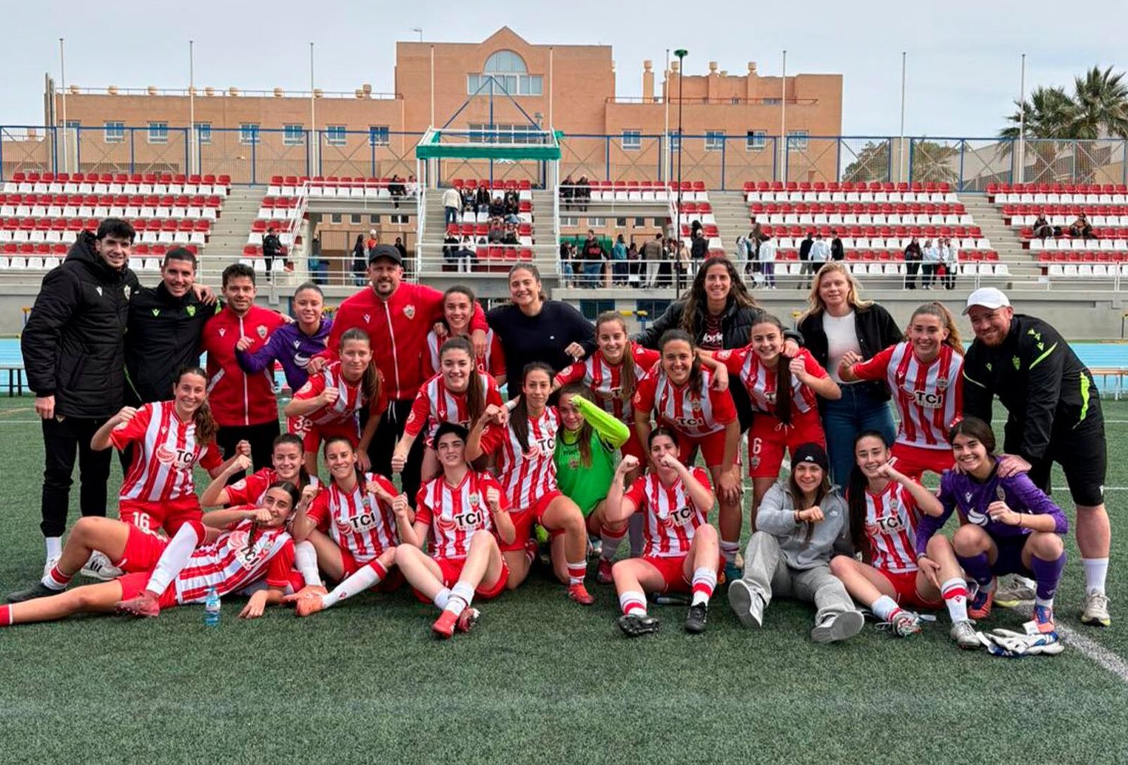 Las rojiblancas celebran sobre el terreno de juego su victoria frente a las malagueñas el pasado domingo.