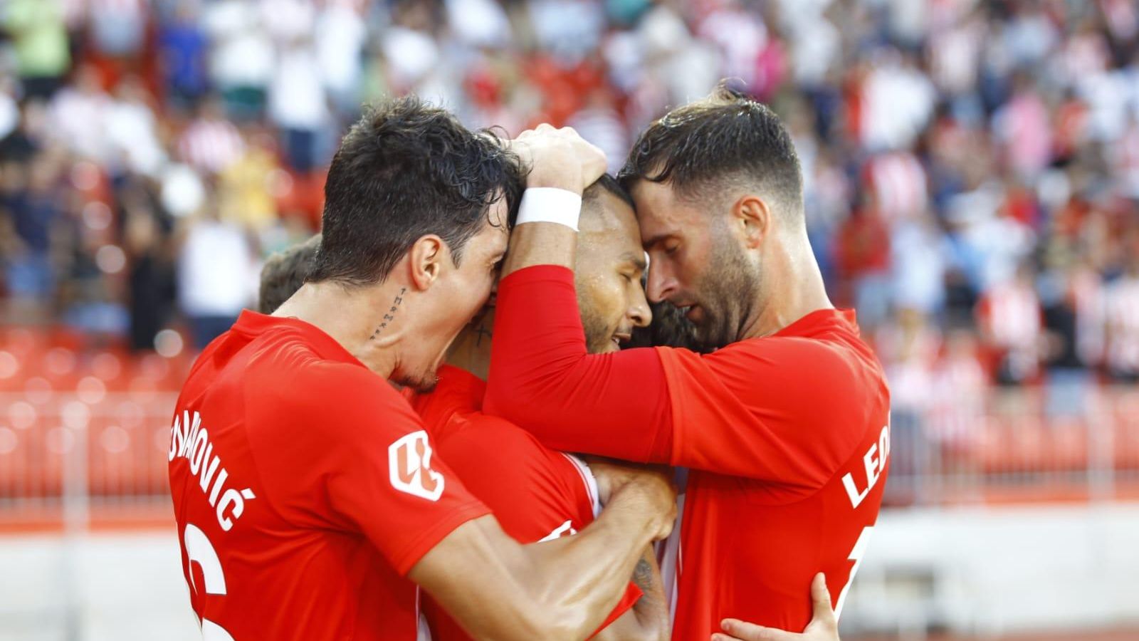 Radovanovic, Suárez y Baptistao se abrazan tras el tanto del colombiano