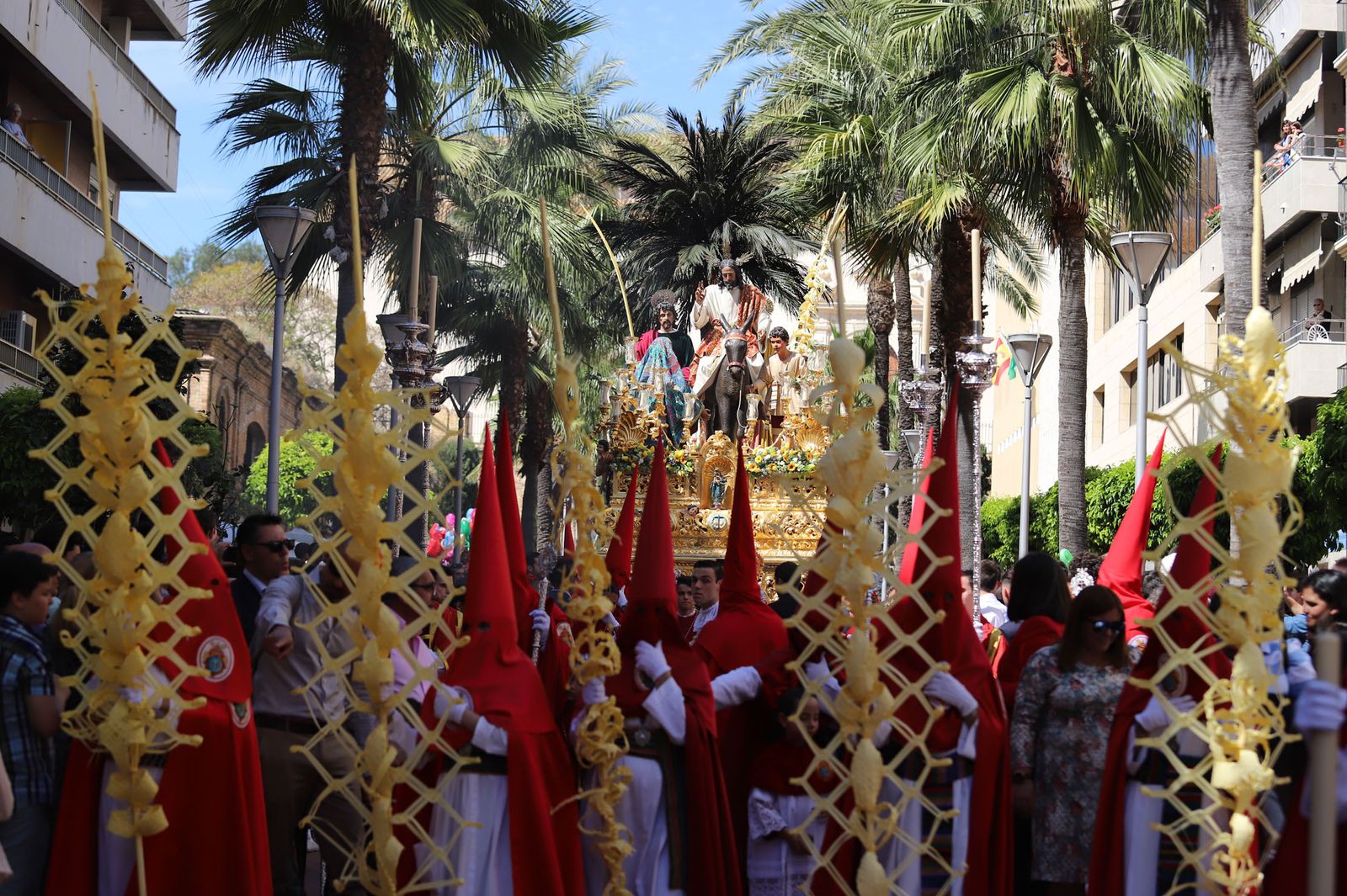Imágenes del recorrido de la Borriquita  por las calles de Huelva