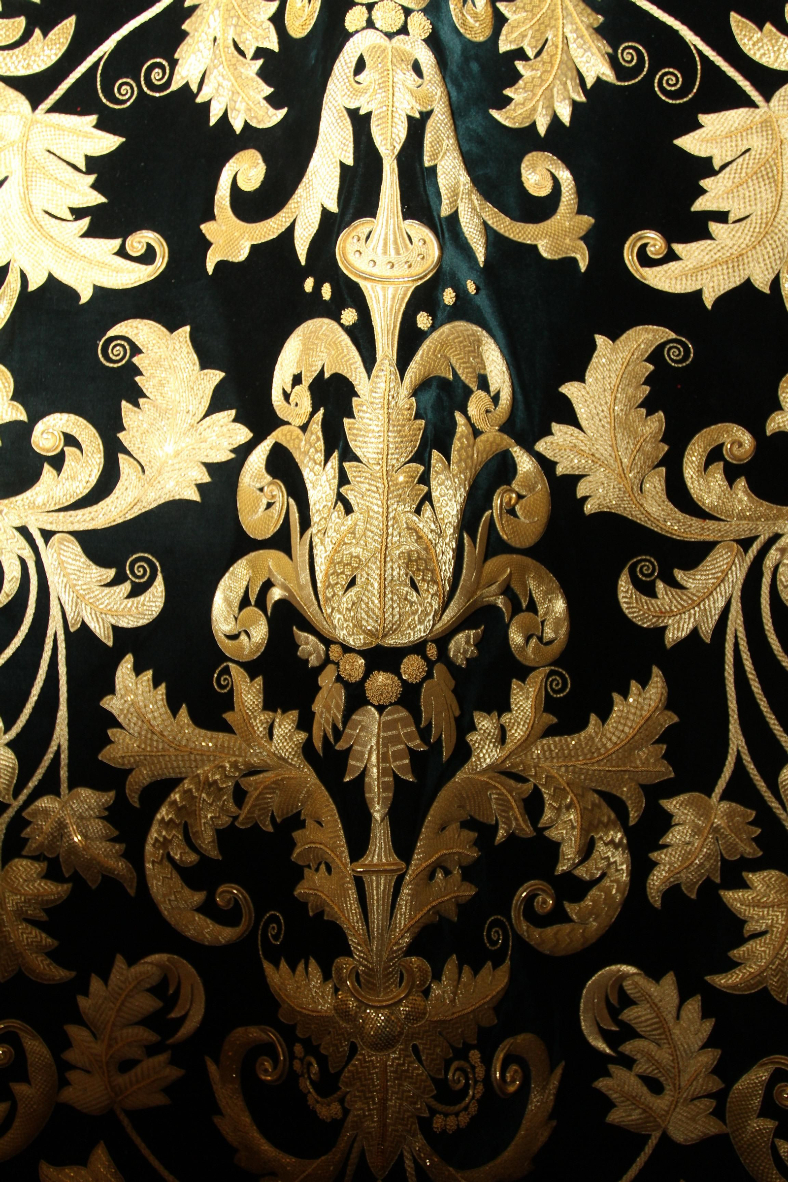 Preparativos de la Virgen del Rocío y la Esperanza de la Hermandad del Calvario