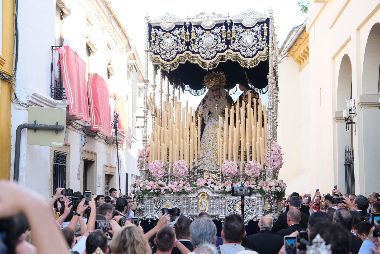 La Virgen de los Desamparados a su salida. La Virgen de los Desamparados a su salida.