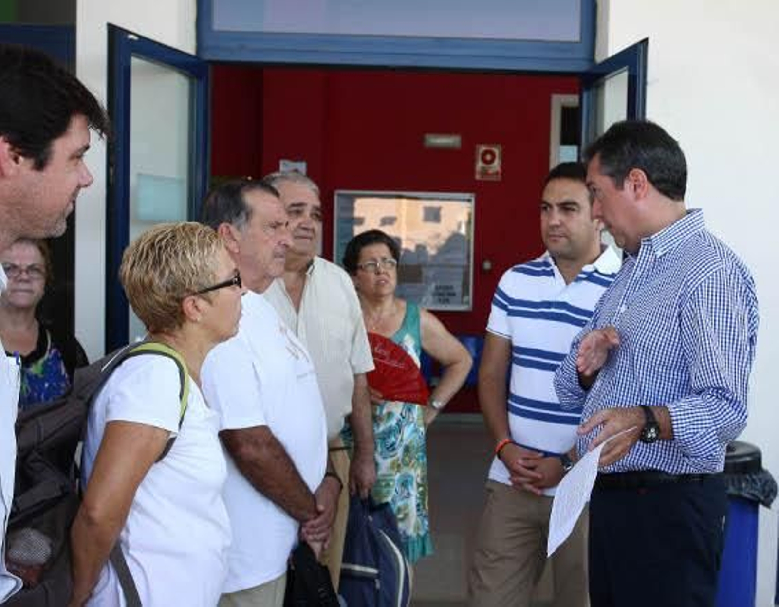 Espadas exige al PP que "paralice" las privatizaciones de piscinas del IMD