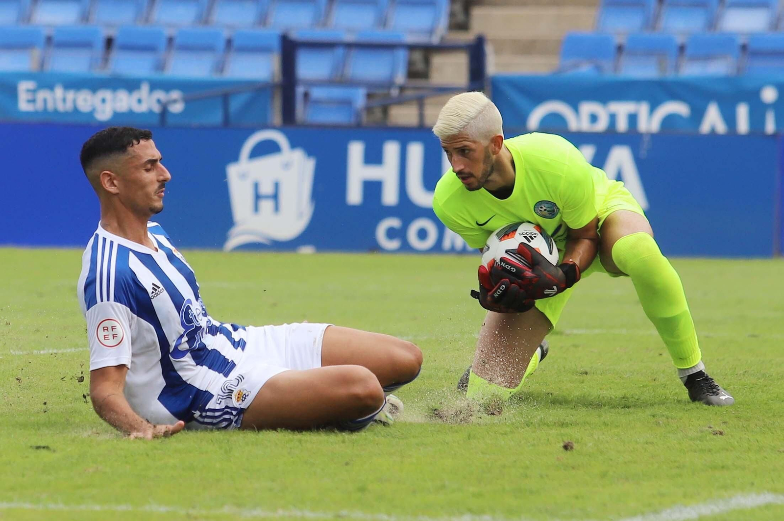 Dopi ante Godino, guardameta de El Ejido en el Nuevo Colombino.
