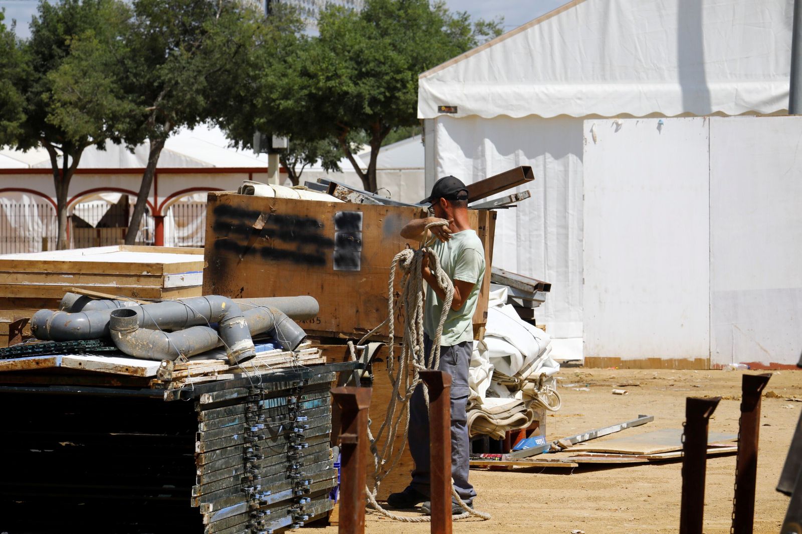 El desmontaje de las casetas y atracciones de la Feria de Córdoba, en imágenes