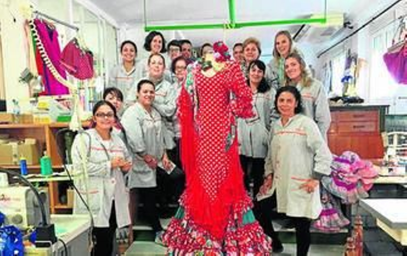 Mireia Lalaguna, en el desfile con el traje de flamenca.